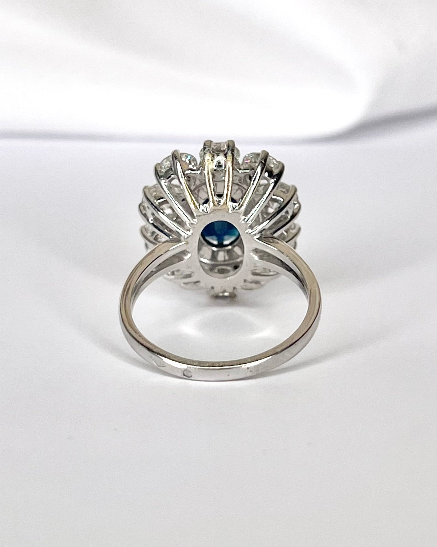 Bague Marguerite Saphir 3.10 carats, Diamants 2 carats &amp; Or 6.2g "Aurélia" - Elliade Paris