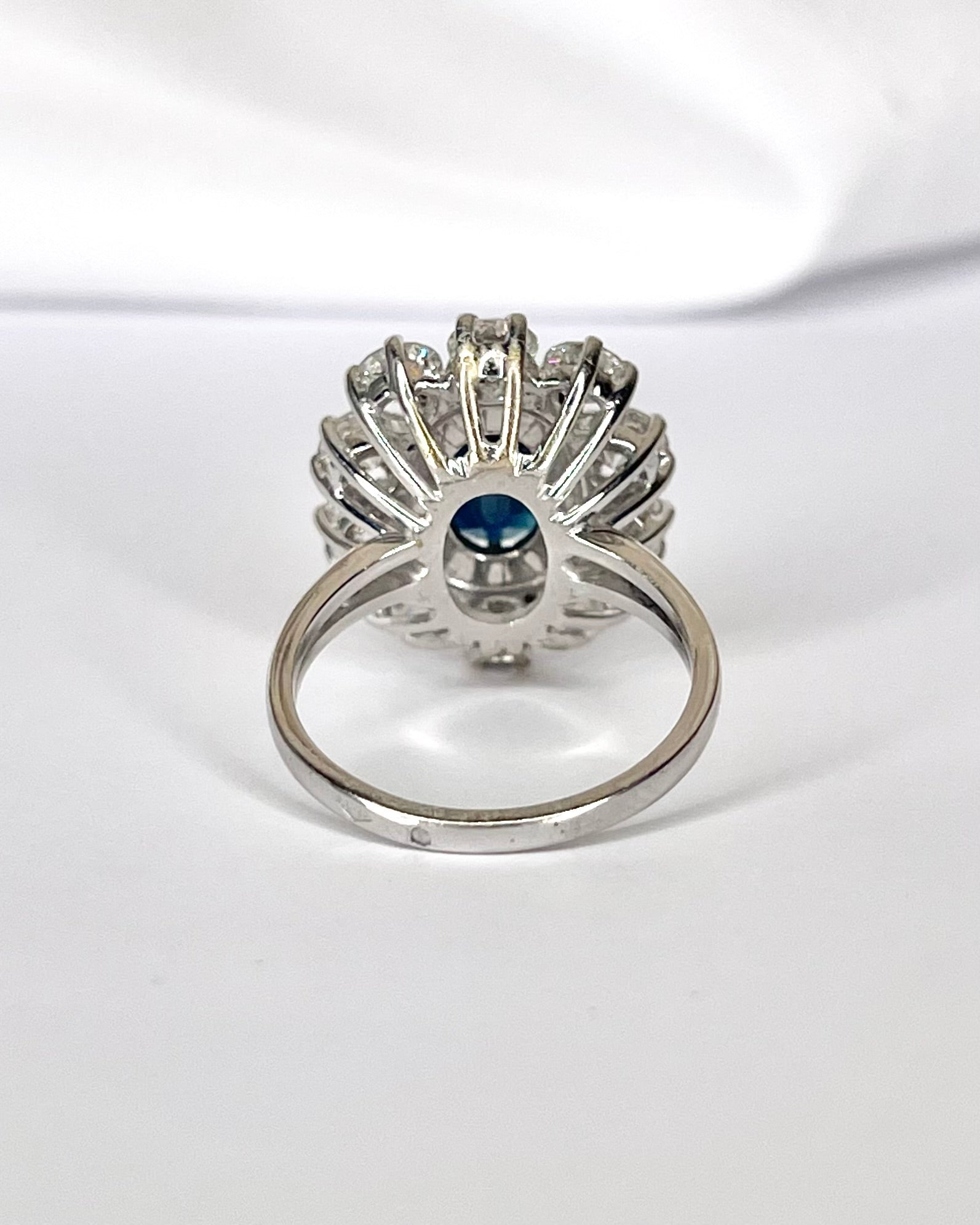 Bague Marguerite Saphir 3.10 carats, Diamants 2 carats &amp; Or 6.2g "Aurélia" - Elliade Paris