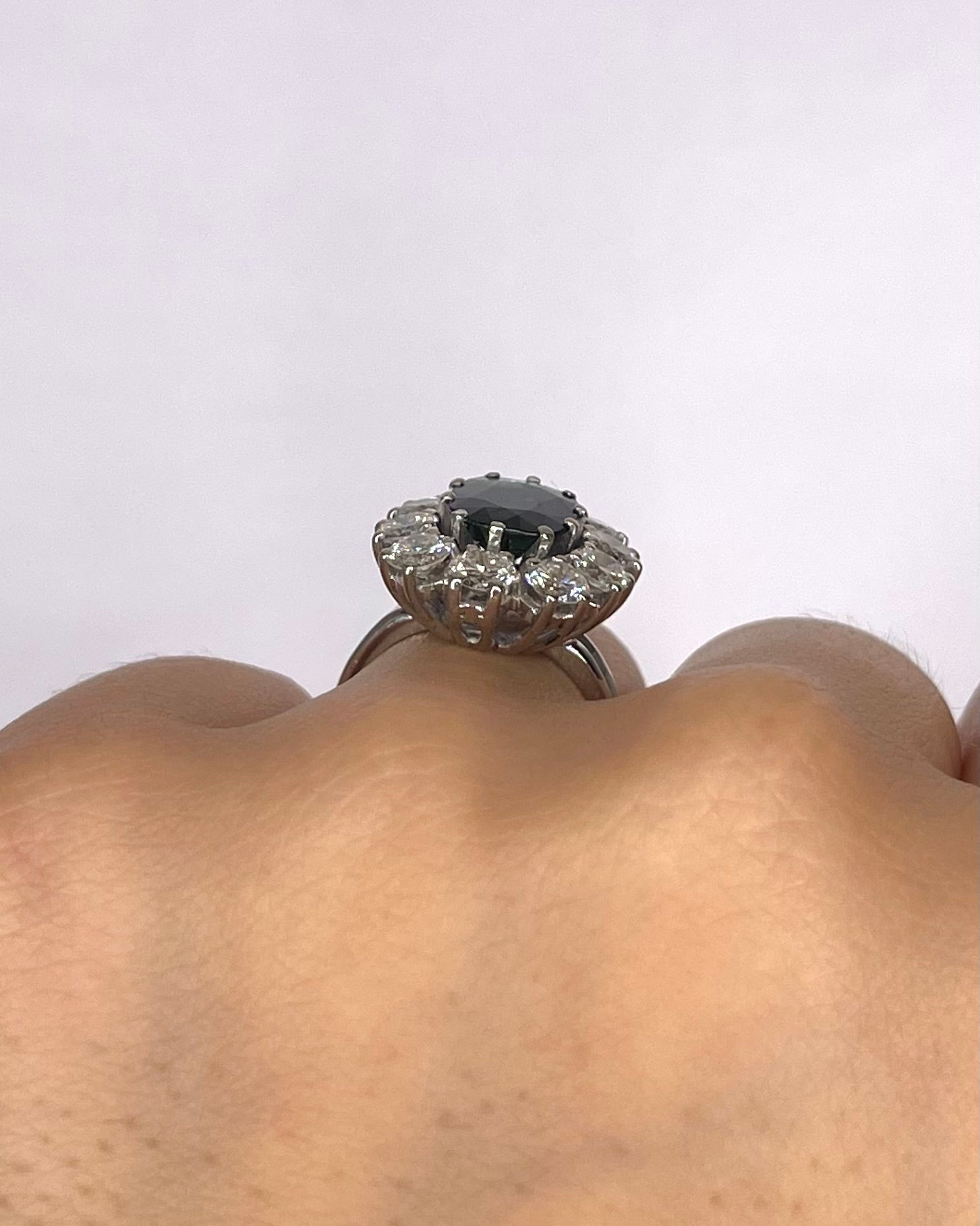 Bague Marguerite Saphir 3.10 carats, Diamants 2 carats &amp; Or 6.2g "Aurélia" - Elliade Paris