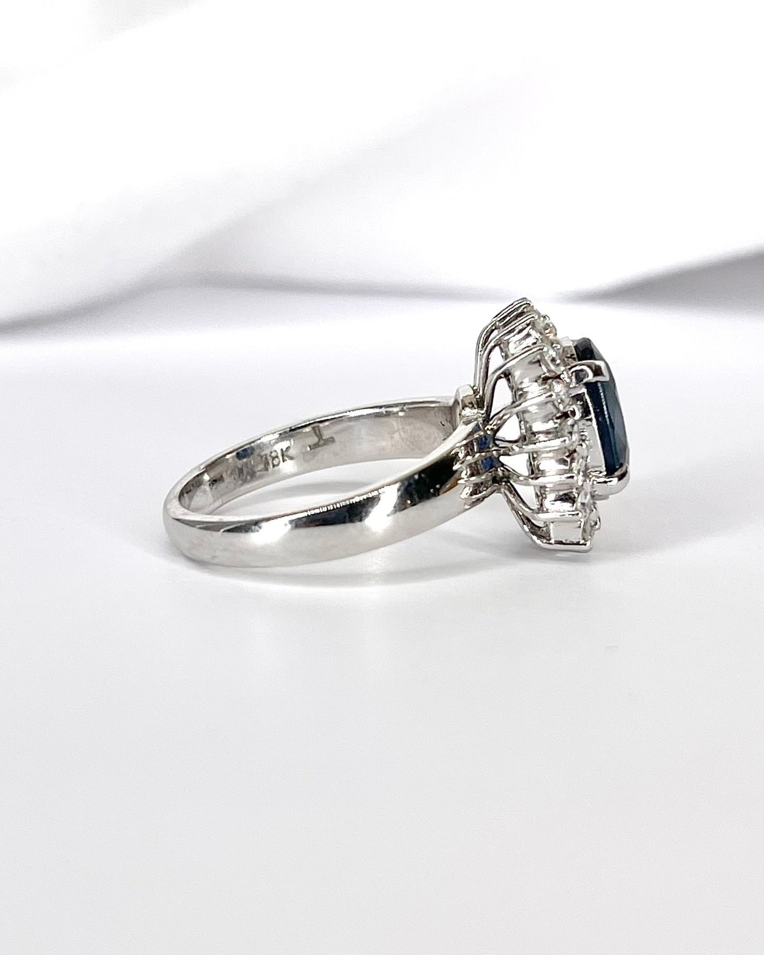 Bague Marguerite Saphir 3.20 carats &amp; Diamants 0.34 carat "Mélanie" - Elliade Paris