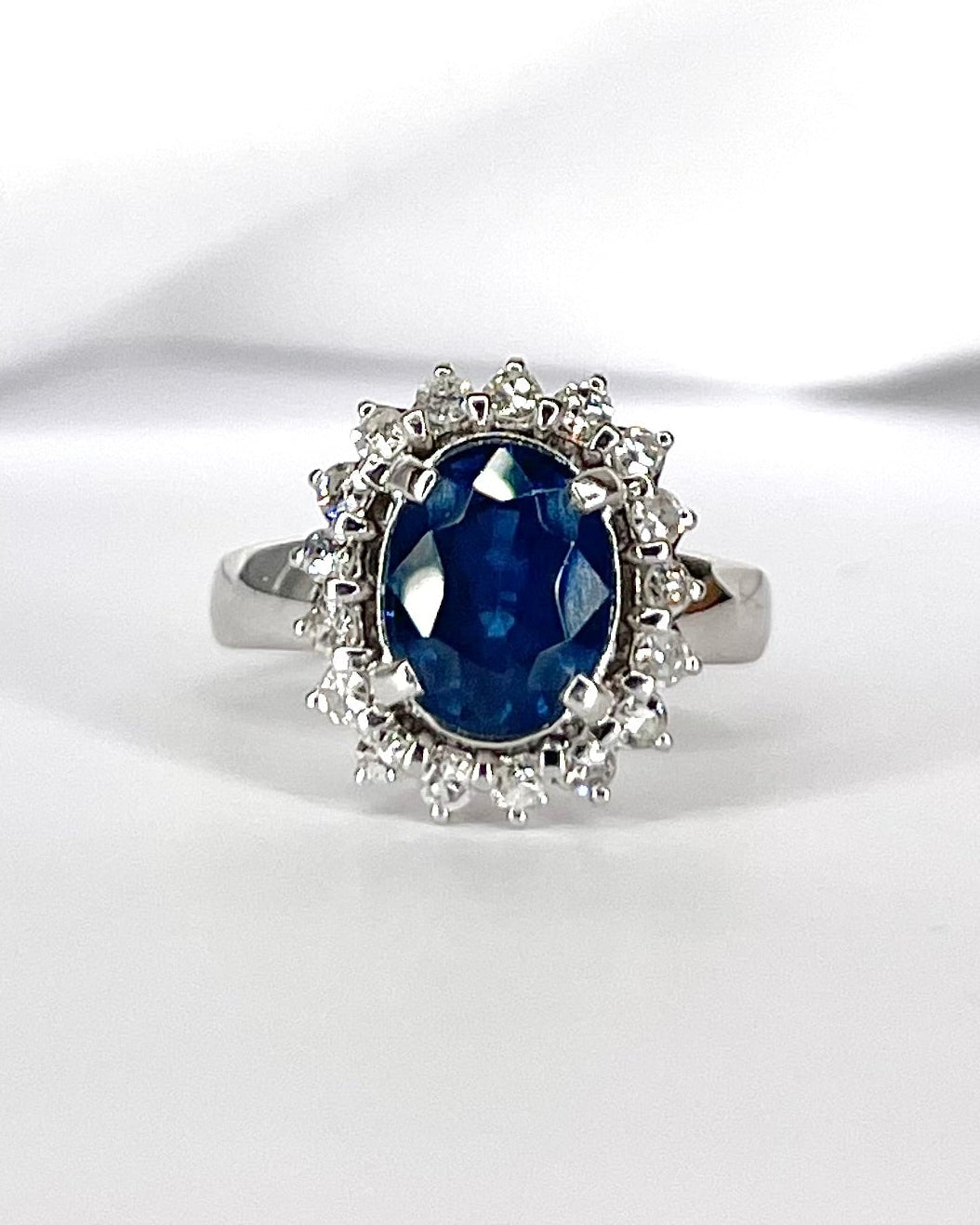 Bague Marguerite Saphir 3.20 carats &amp; Diamants 0.34 carat "Mélanie" - Elliade Paris