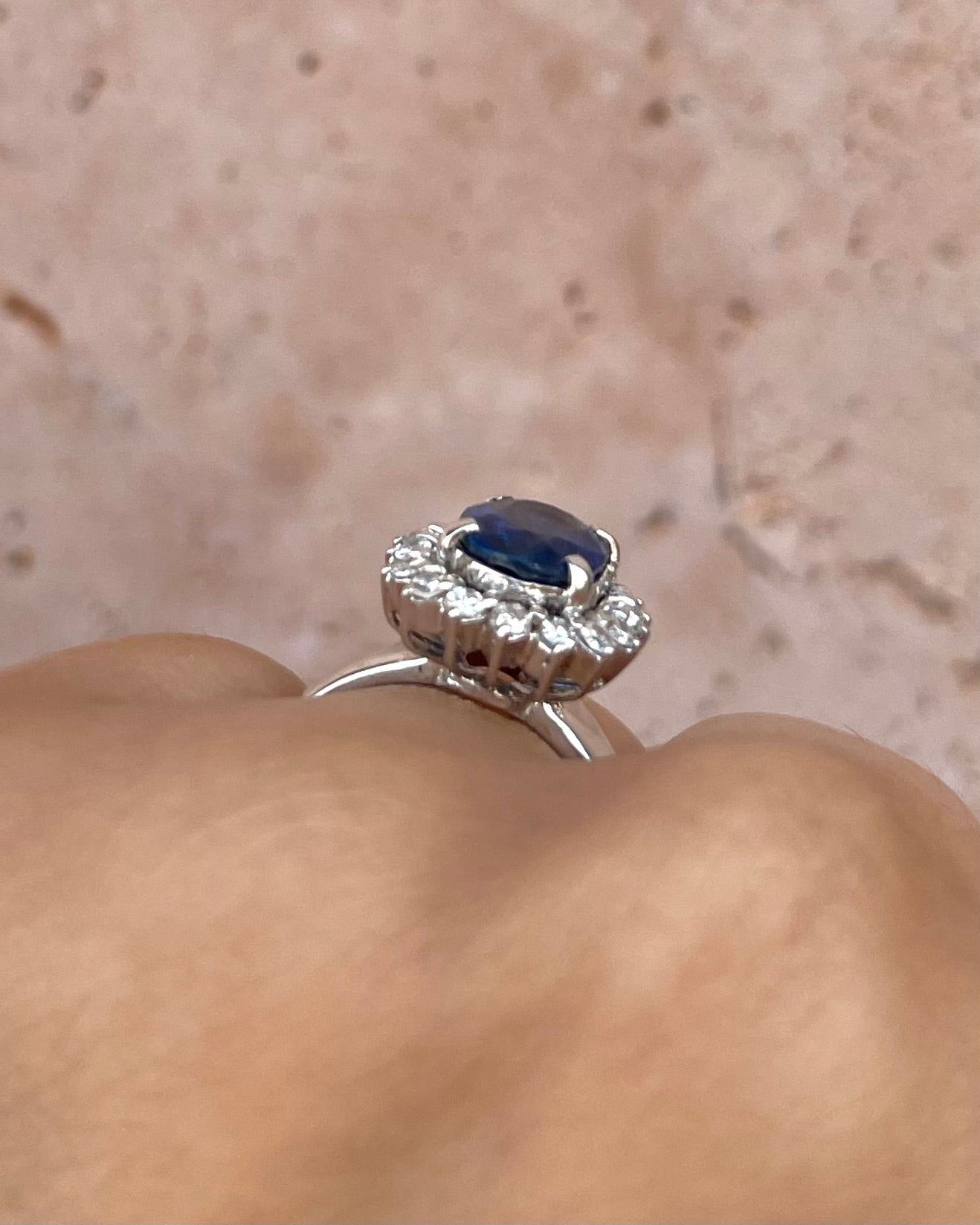 Bague Marguerite Saphir 3.20 carats &amp; Diamants 0.34 carat "Mélanie" - Elliade Paris