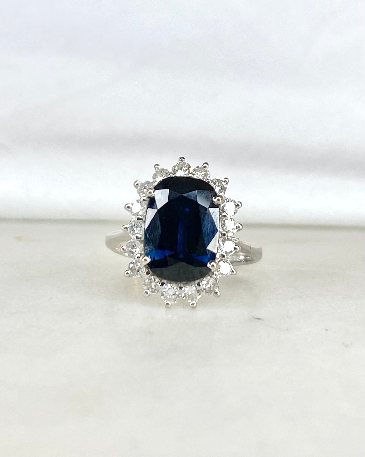 Bague Marguerite Saphir 3.40 carats &amp; Diamants "Murielle" - Elliade Paris