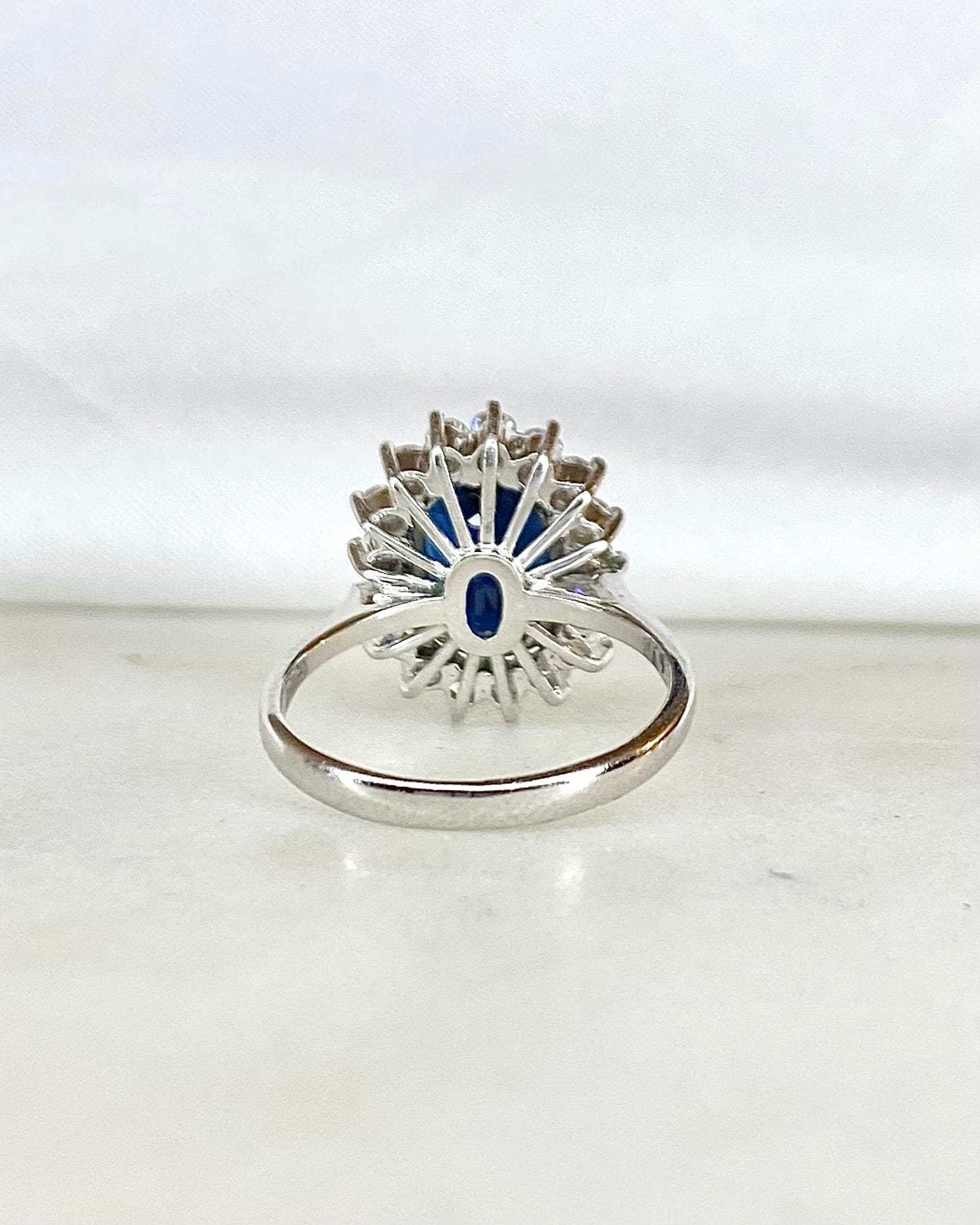 Bague Marguerite Saphir 3.40 carats &amp; Diamants "Murielle" - Elliade Paris