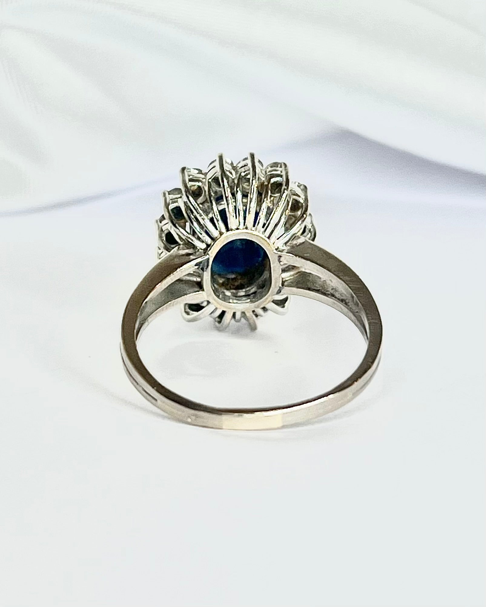 Bague Marguerite Saphir 3.50 carats &amp; Diamants 0.64 carat "Shana" - Elliade Paris