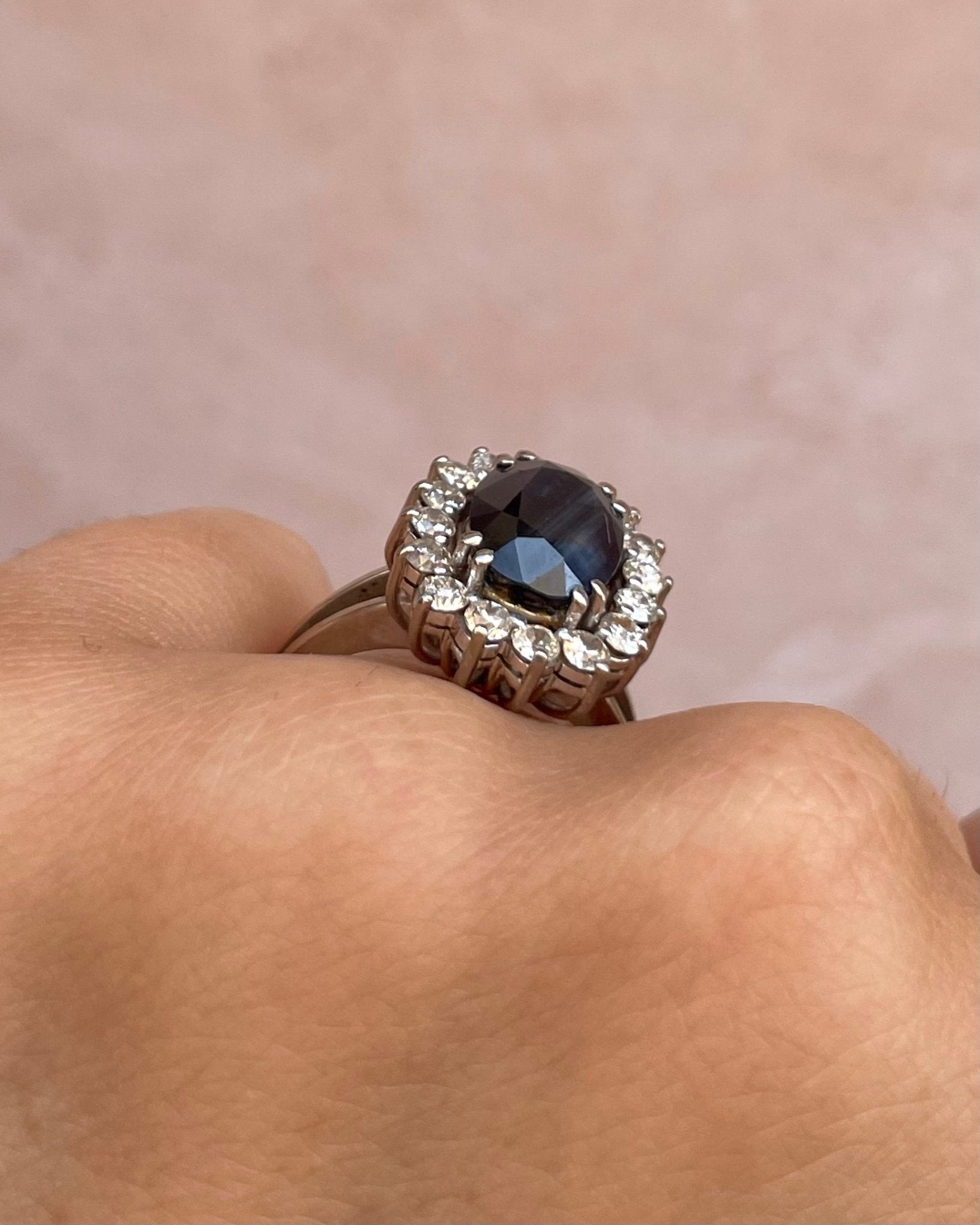 Bague Marguerite Saphir 3.50 carats &amp; Diamants 0.64 carat "Shana" - Elliade Paris