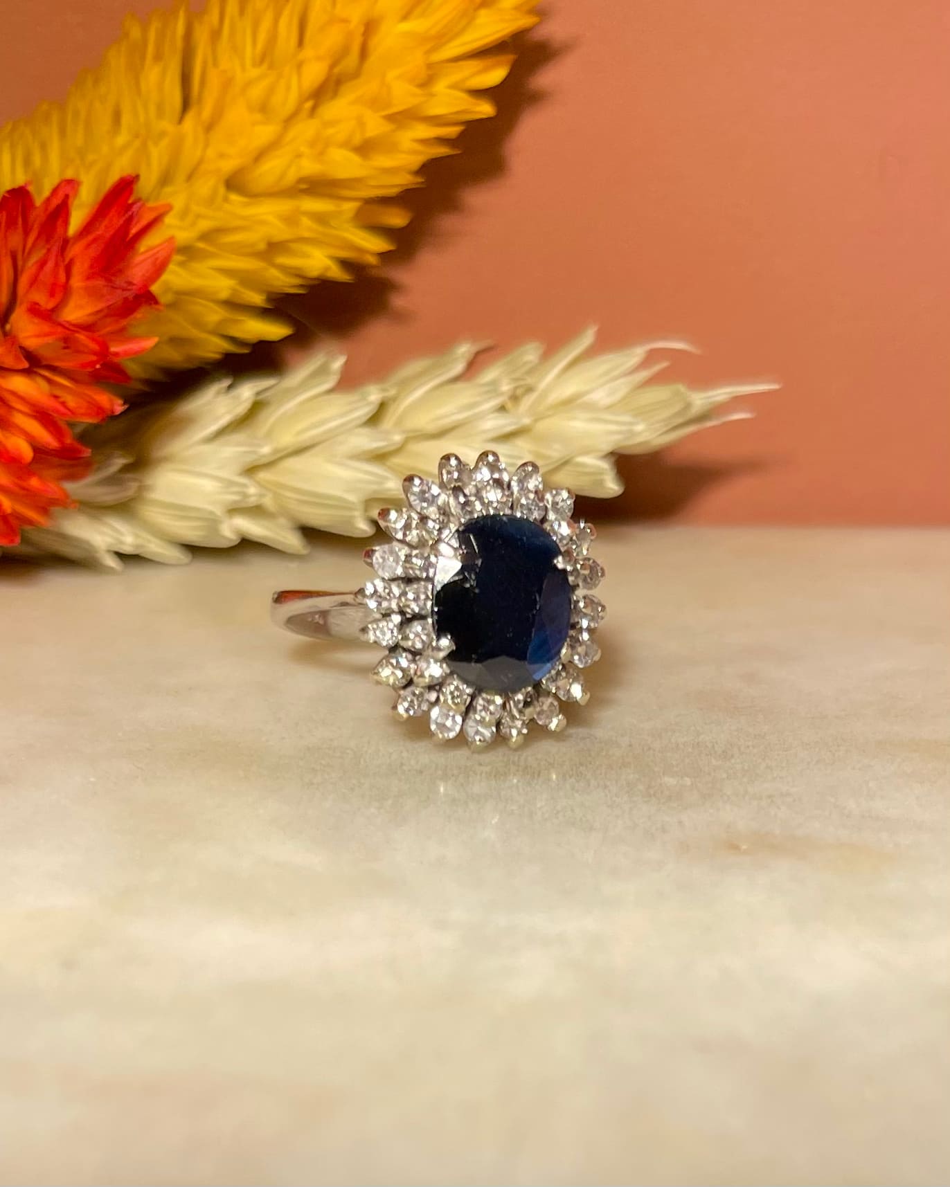 Bague Marguerite Saphir &amp; 36 Diamants "Willelmina" - Elliade Paris