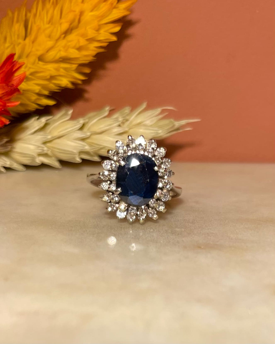 Bague Marguerite Saphir &amp; 36 Diamants &quot;Willelmina&quot; - Elliade Paris