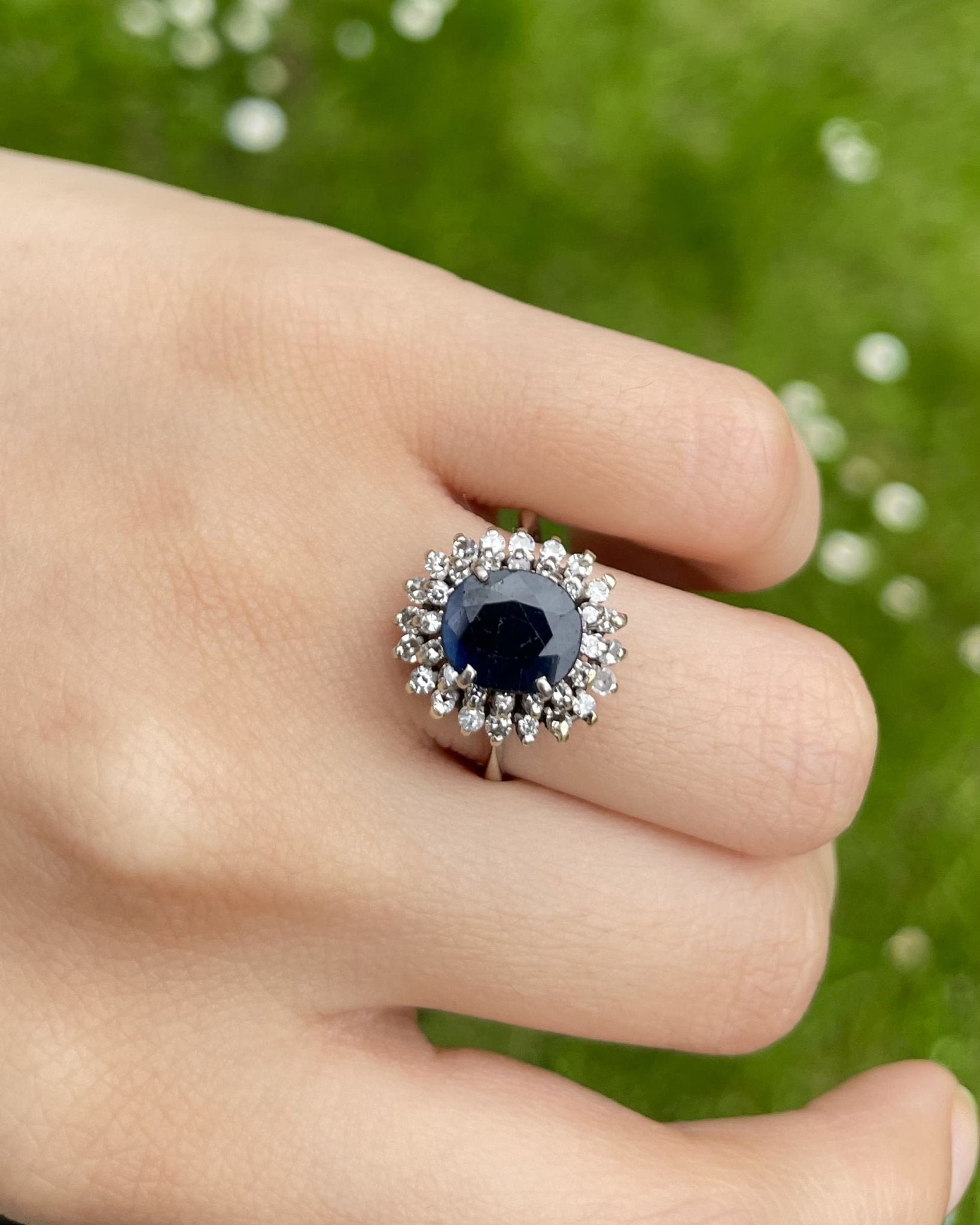 Bague Marguerite Saphir &amp; 36 Diamants "Willelmina" - Elliade Paris