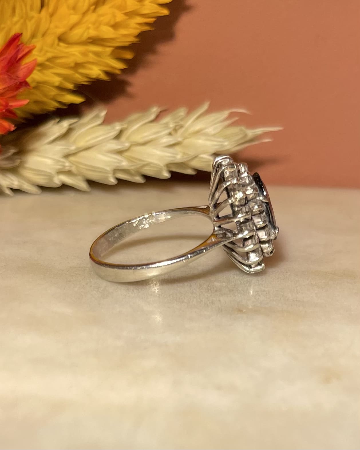 Bague Marguerite Saphir &amp; 36 Diamants "Willelmina" - Elliade Paris