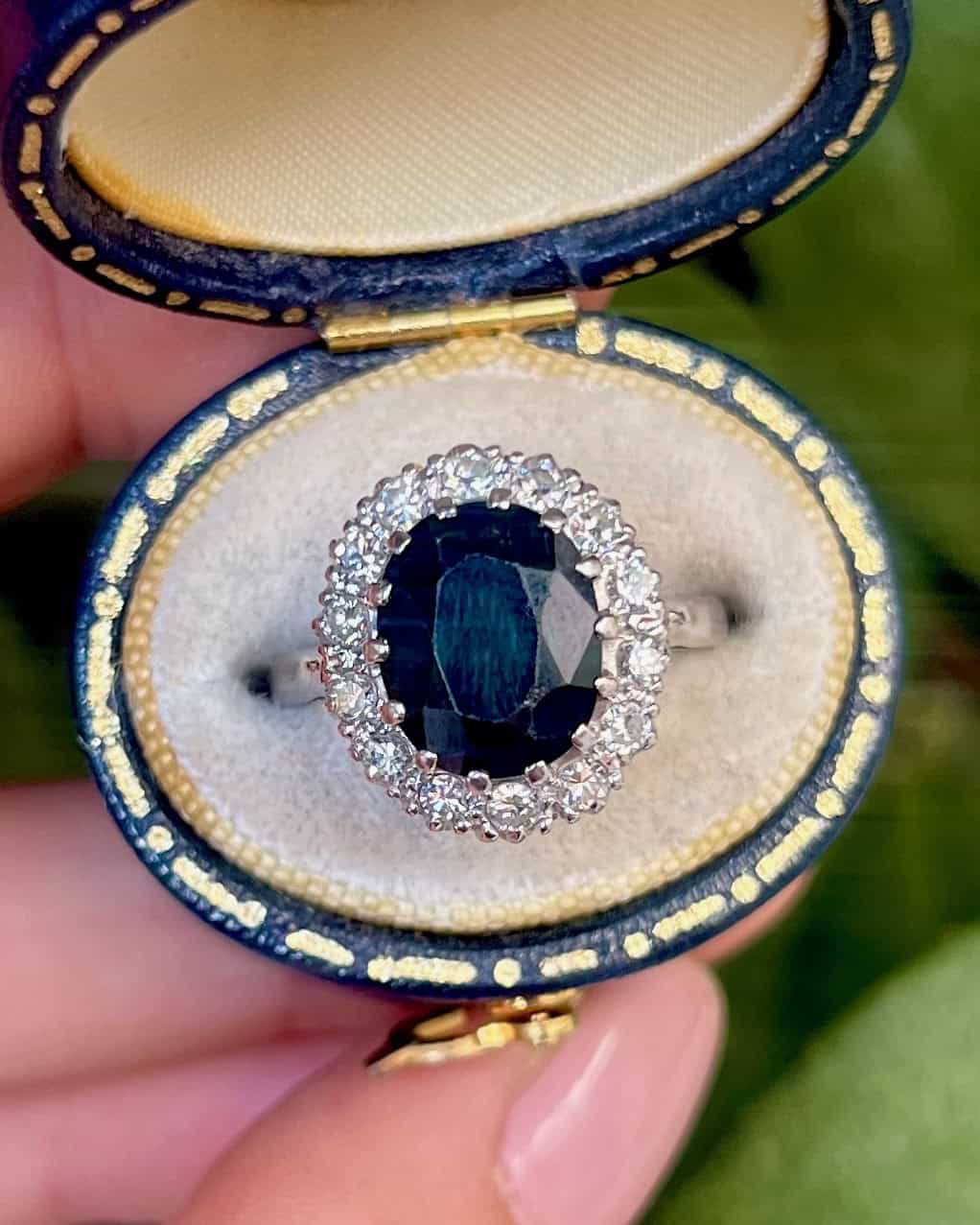 Bague Marguerite Saphir 3.90 Carats &amp; 14 Diamants "Dulcie" - Elliade Paris