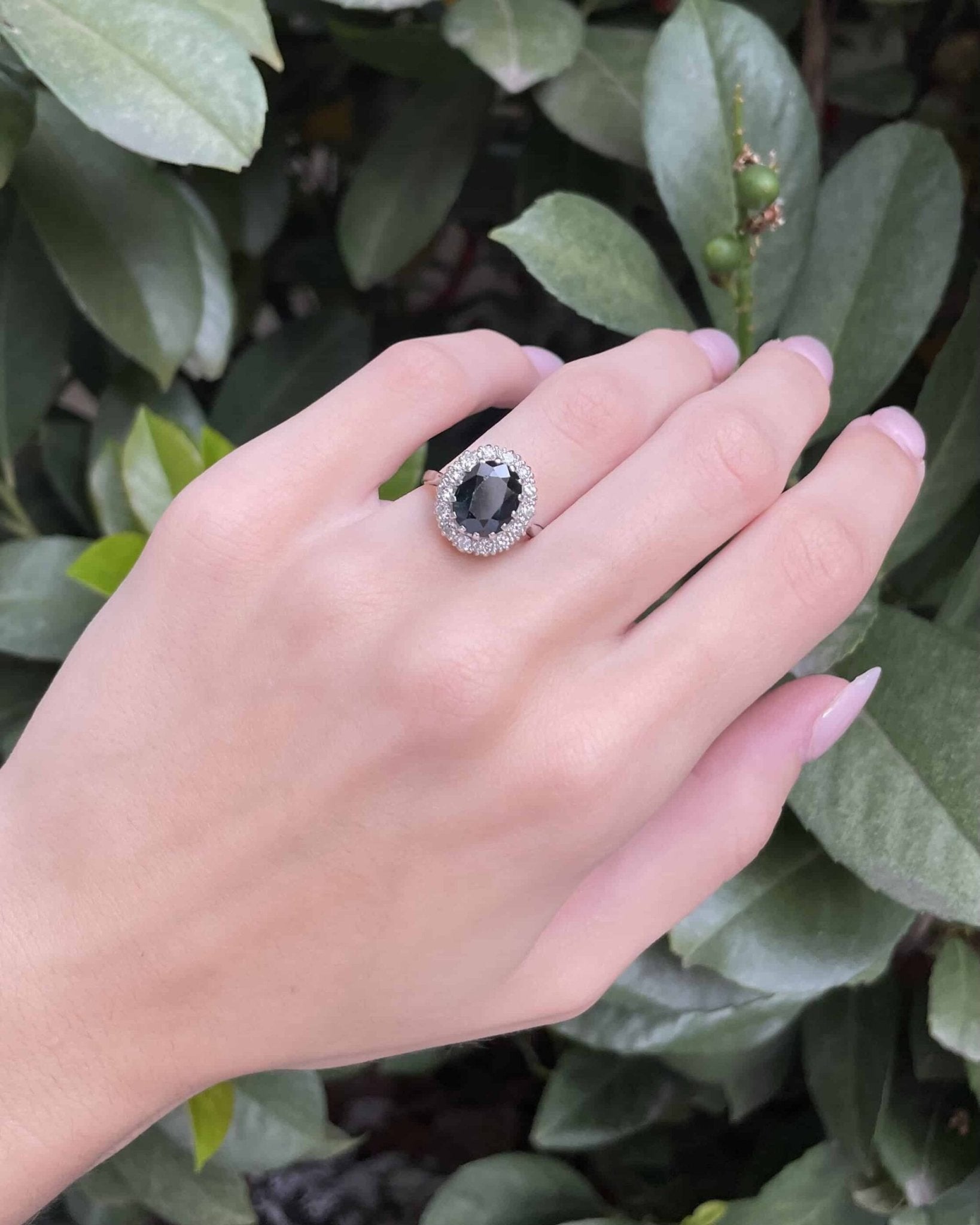 Bague Marguerite Saphir 3.90 Carats &amp; 14 Diamants "Dulcie" - Elliade Paris