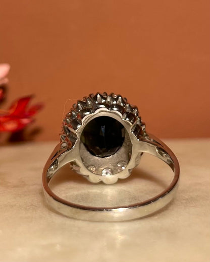 Bague Marguerite Saphir 3.90 Carats &amp; 14 Diamants &quot;Dulcie&quot; - Elliade Paris