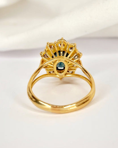 Bague Marguerite Saphir 3.90 carats, Diamants 0.90 carat &amp; Or 5.88g "Adélie" - Elliade Paris