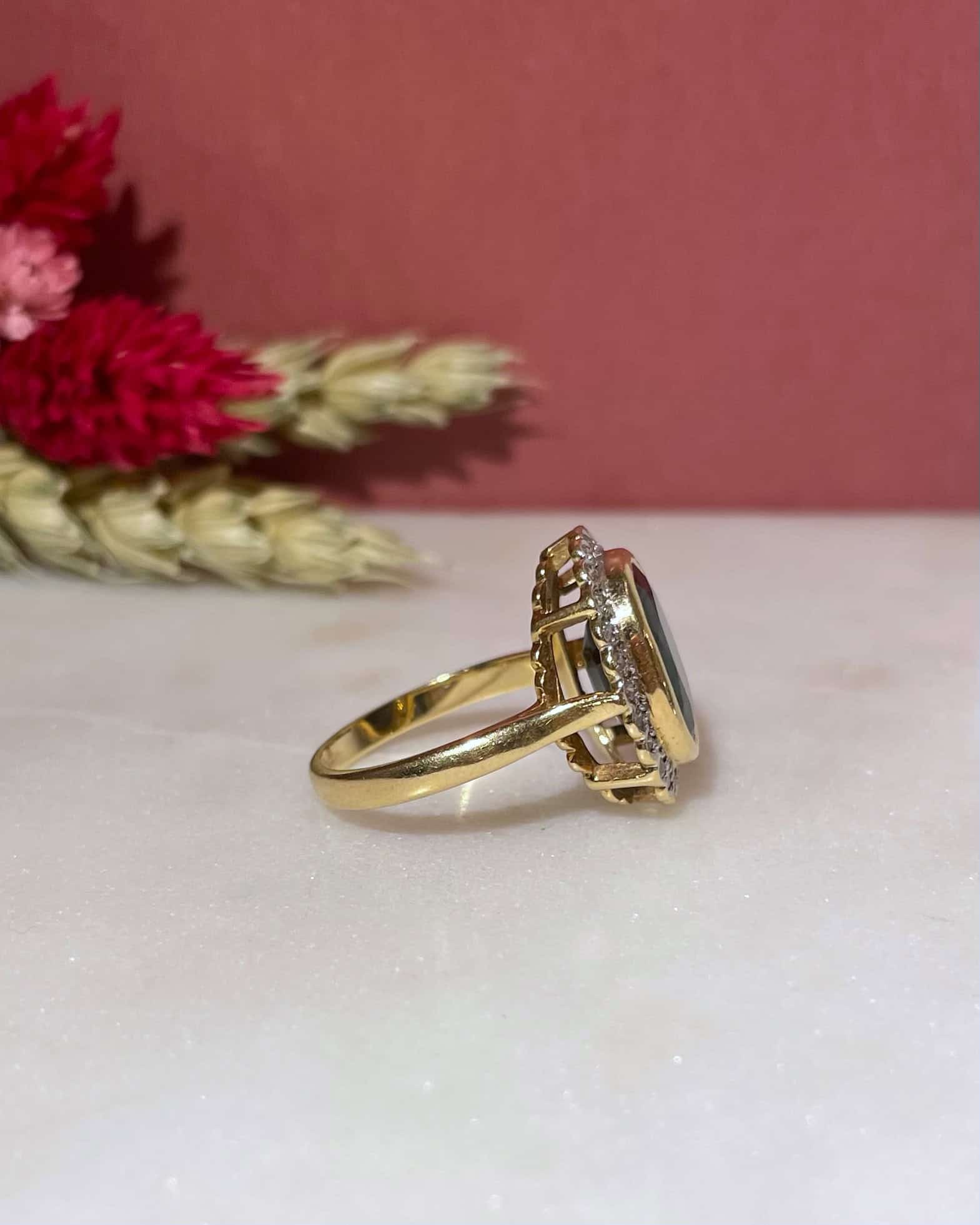 Bague Marguerite Saphir 4.10 carats &amp; 24 Diamants "Imanda" - Elliade Paris