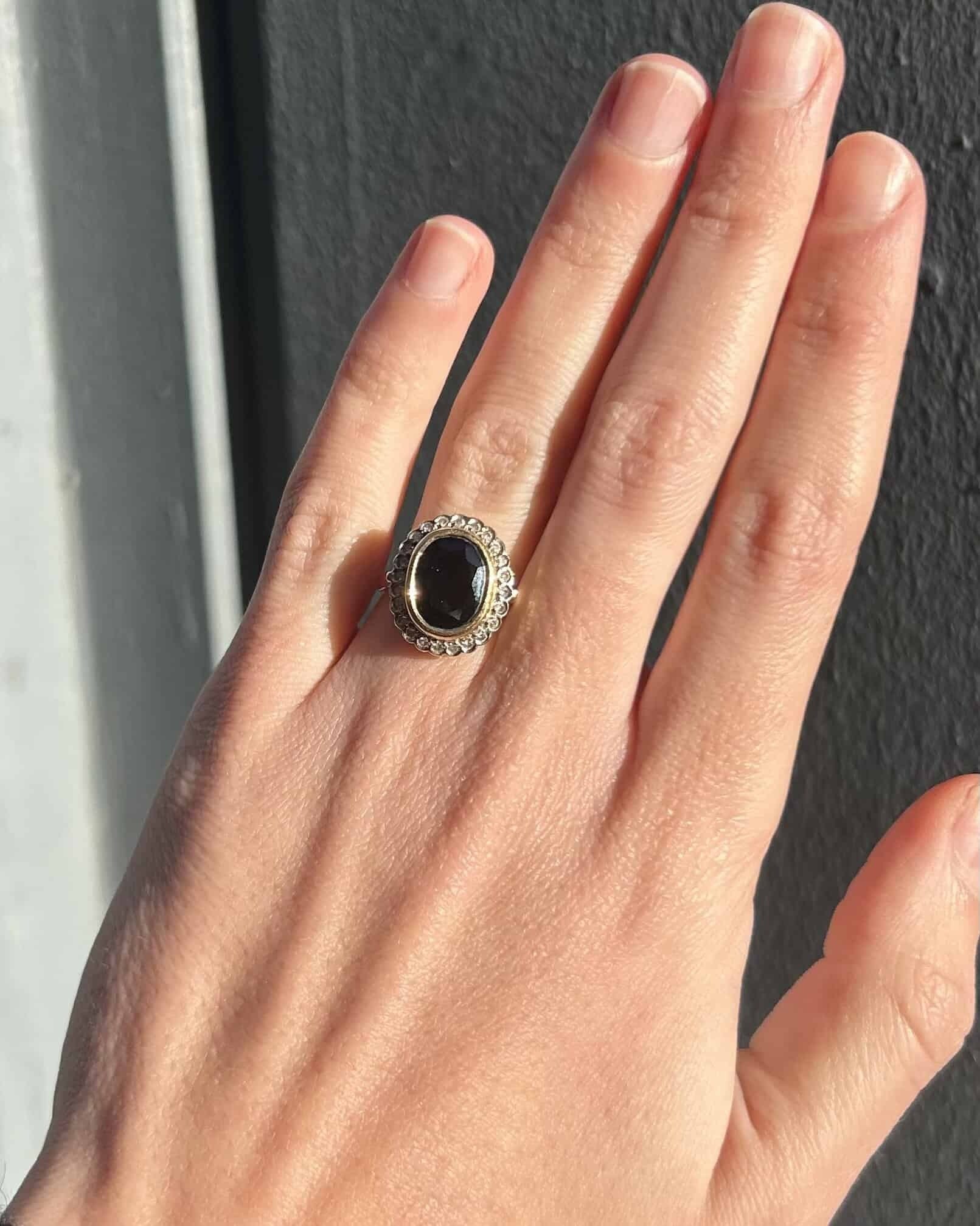 Bague Marguerite Saphir 4.10 carats &amp; 24 Diamants "Imanda" - Elliade Paris