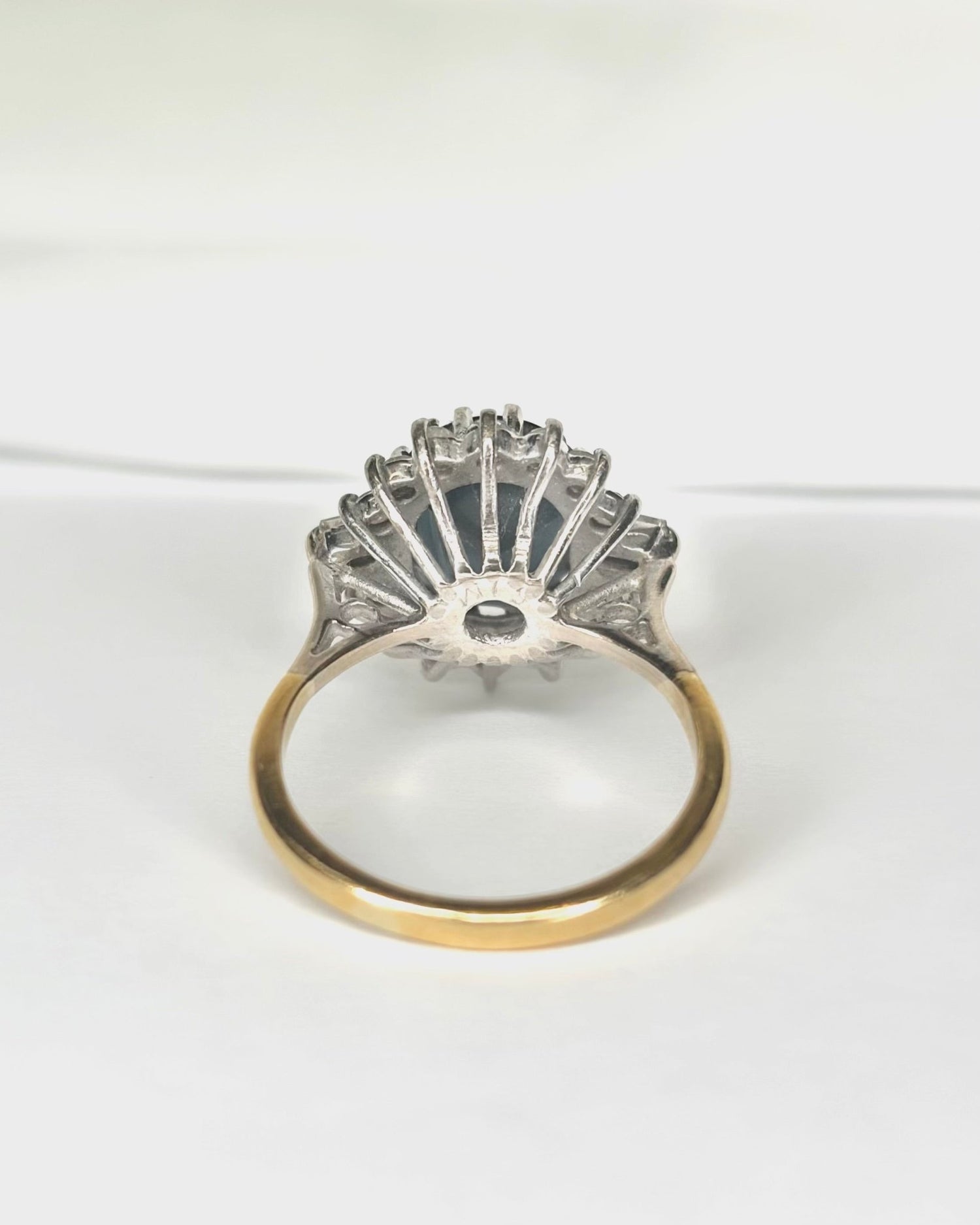 Bague Marguerite Saphir 4.10 carats &amp; Diamants 0.70 carat "Sonia" - Elliade Paris