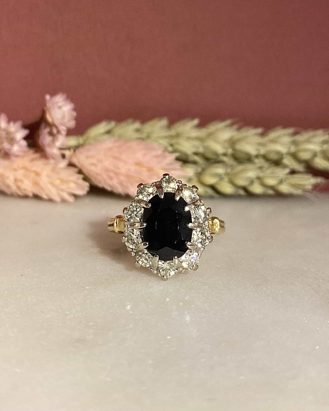Bague Marguerite Saphir 4.15 Carats &amp; Diamants 1.50 Carat &quot;Lennon&quot; - Elliade Paris