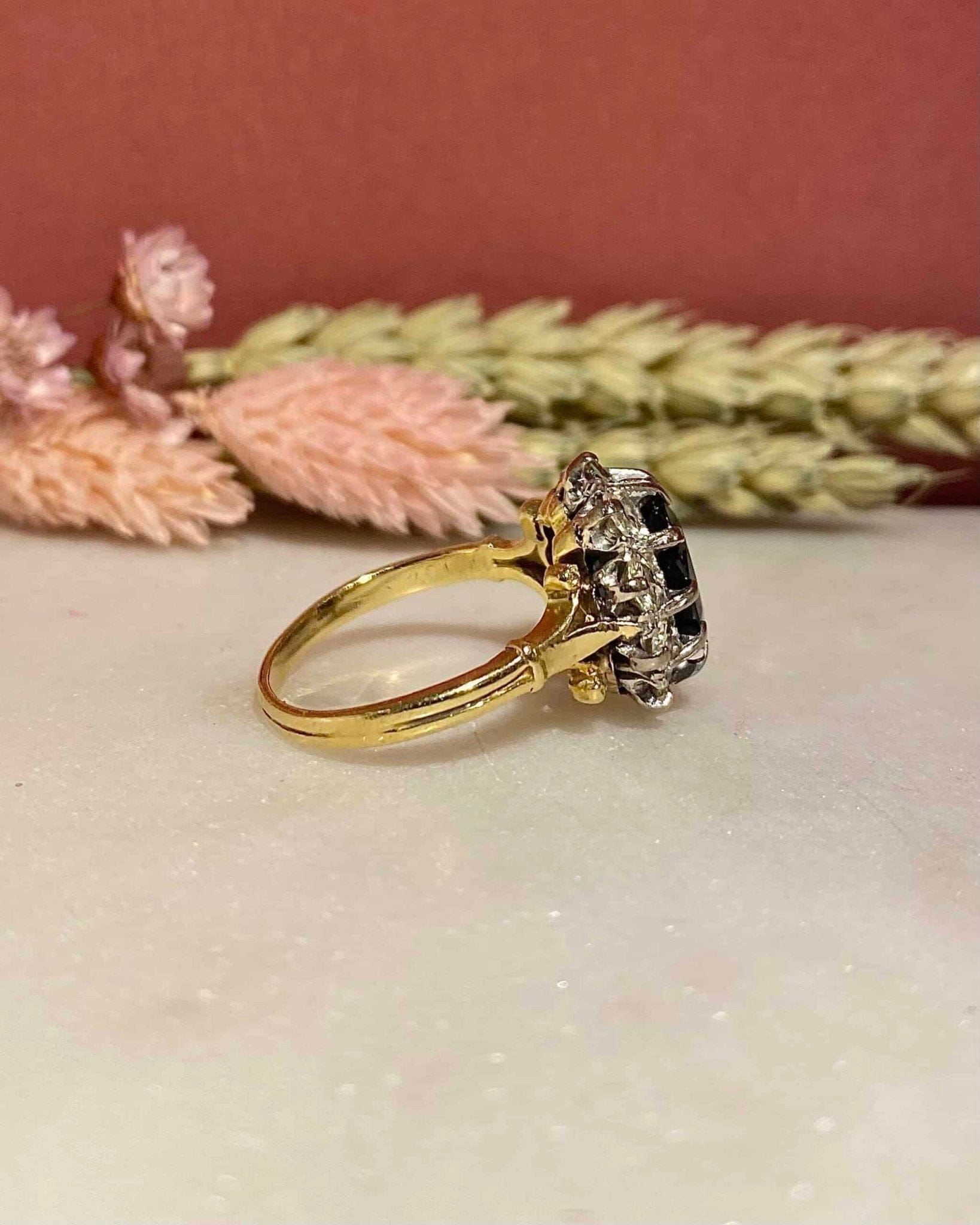 Bague Marguerite Saphir 4.15 Carats &amp; Diamants 1.50 Carat "Lennon" - Elliade Paris