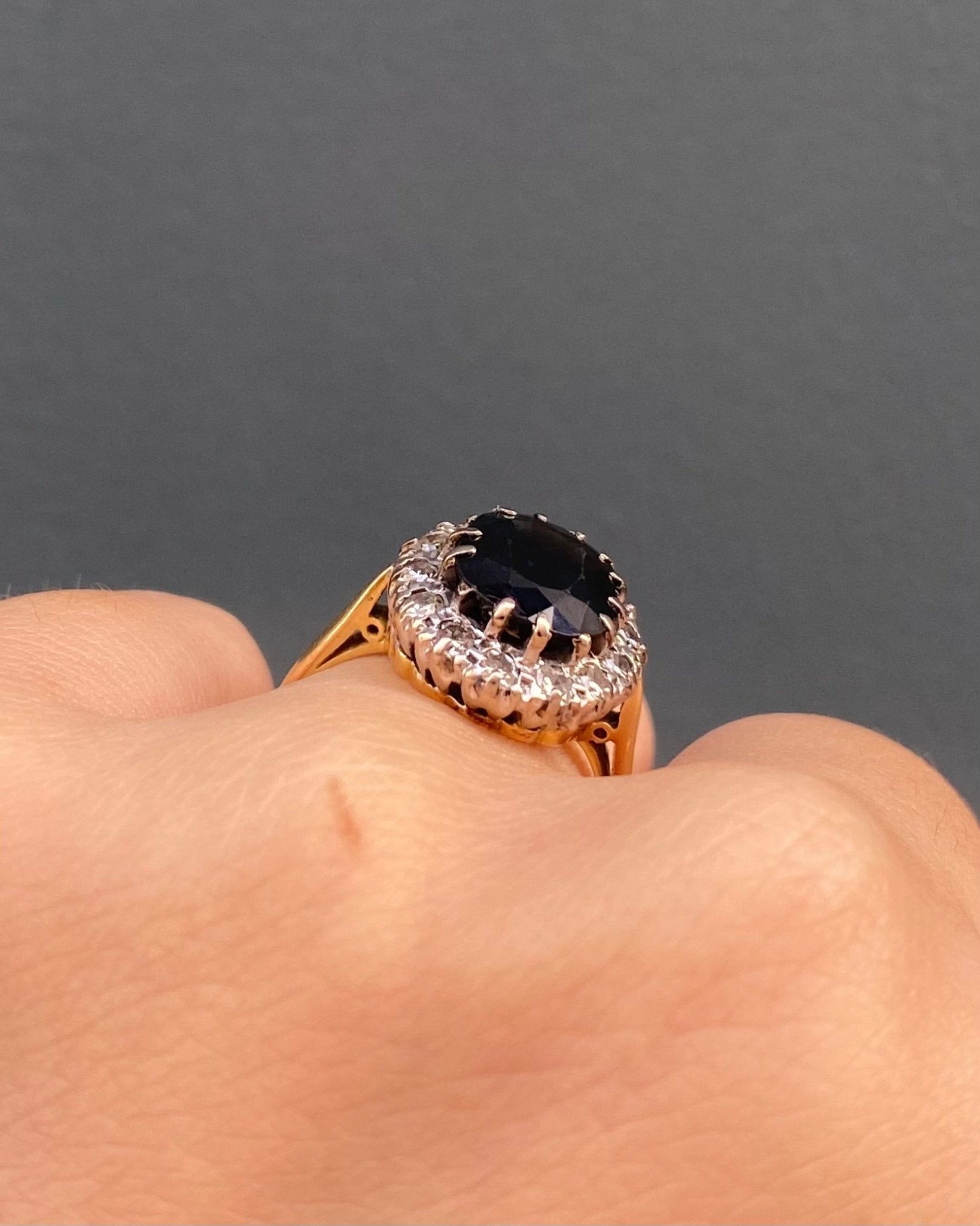 Bague Marguerite Saphir 4.20 carats &amp; 14 Diamants "Karen" - Elliade Paris