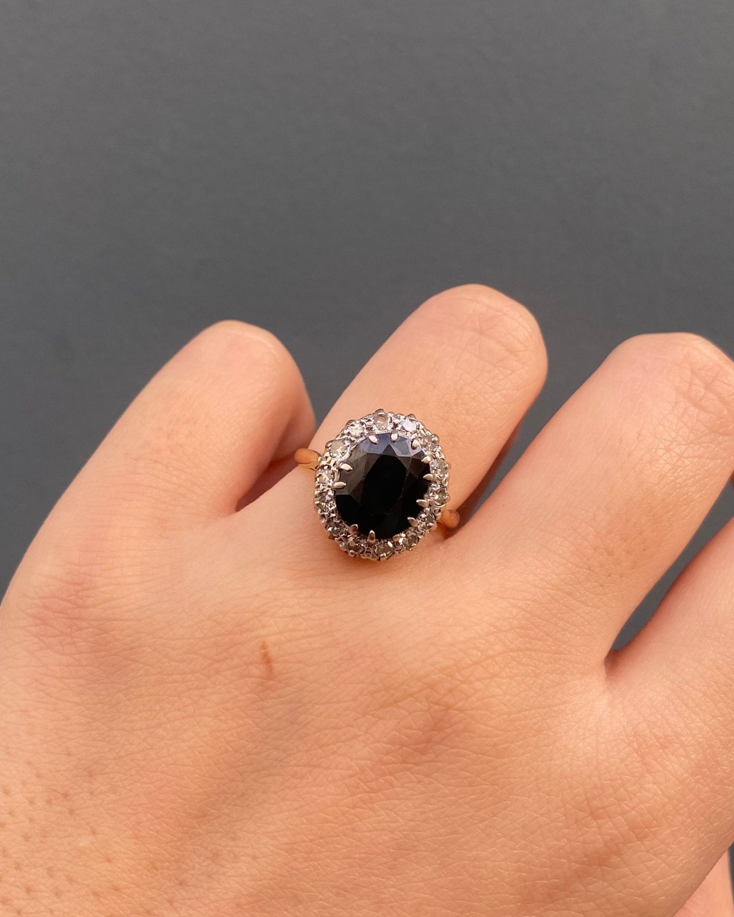 Bague Marguerite Saphir 4.20 carats &amp; 14 Diamants &quot;Karen&quot; - Elliade Paris