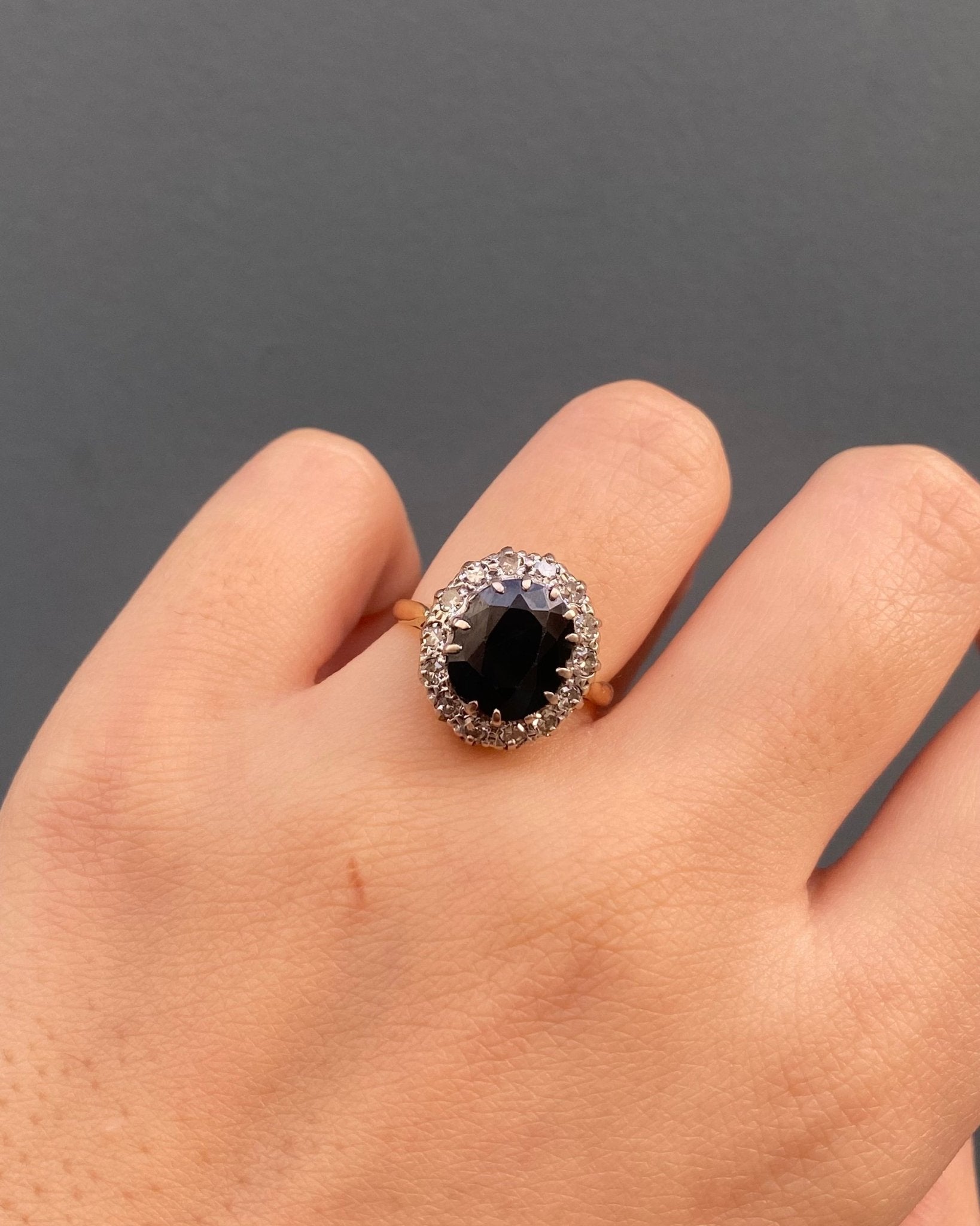 Bague Marguerite Saphir 4.20 carats &amp; 14 Diamants "Karen" - Elliade Paris