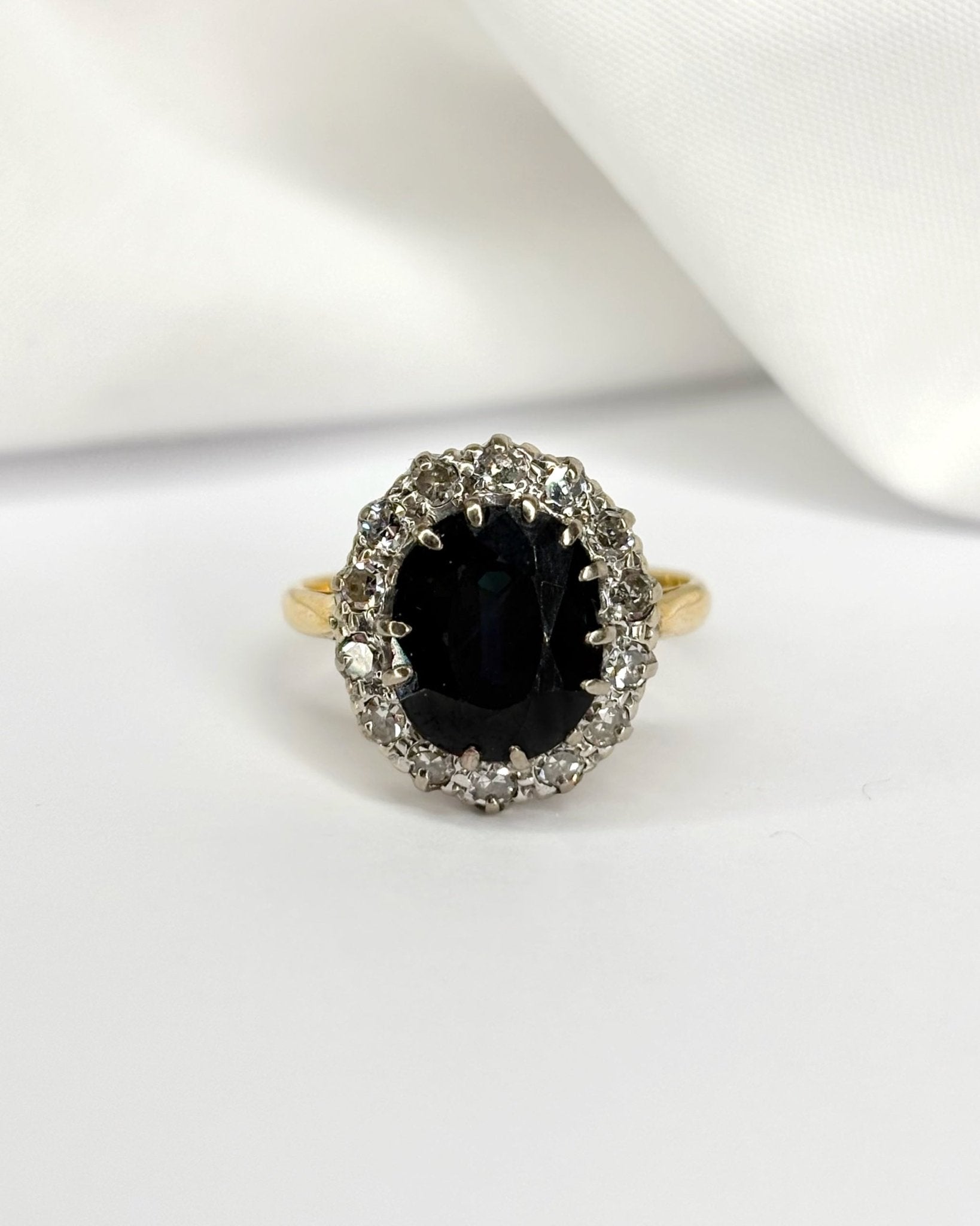 Bague Marguerite Saphir 4.20 carats &amp; 14 Diamants "Karen" - Elliade Paris