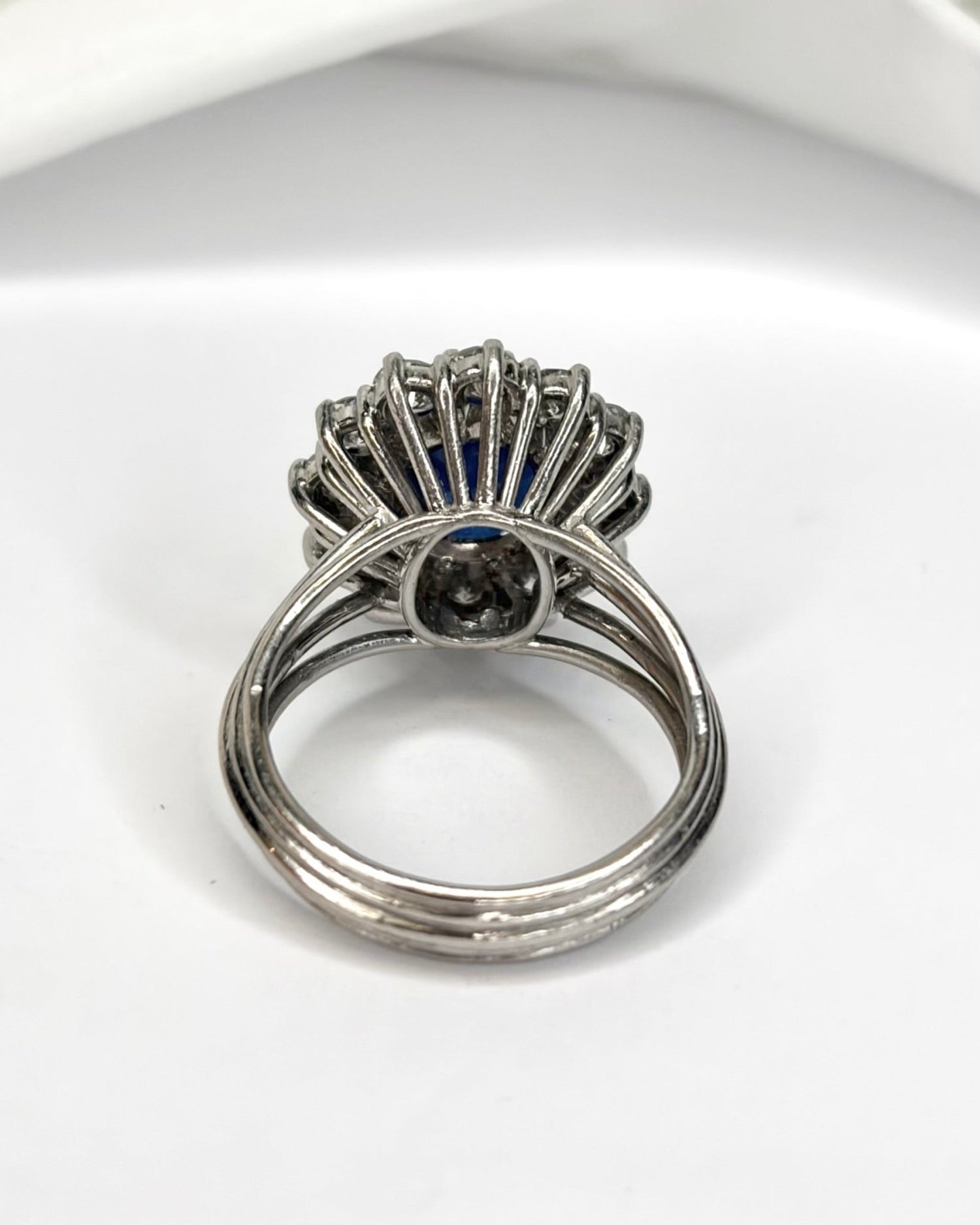 Bague Marguerite Saphir 4.20 carats &amp; Diamants 1.08 carat "Dalhia" - Elliade Paris