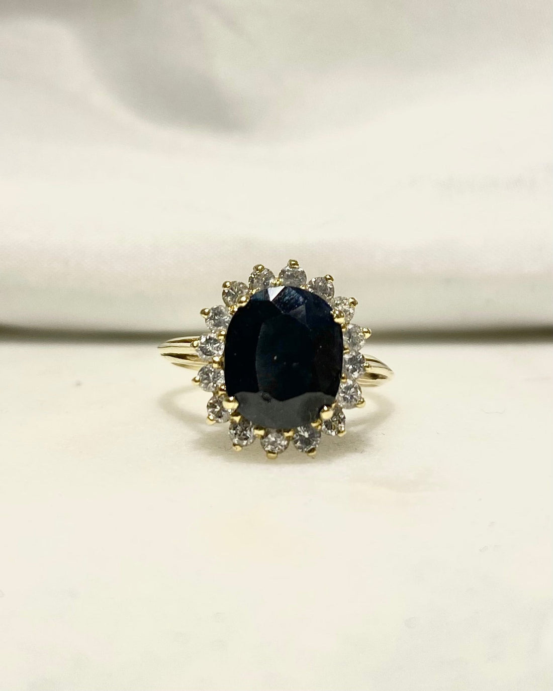 Bague Marguerite Saphir 4.30 carats &amp; Diamants &quot;Justine&quot; - Elliade Paris