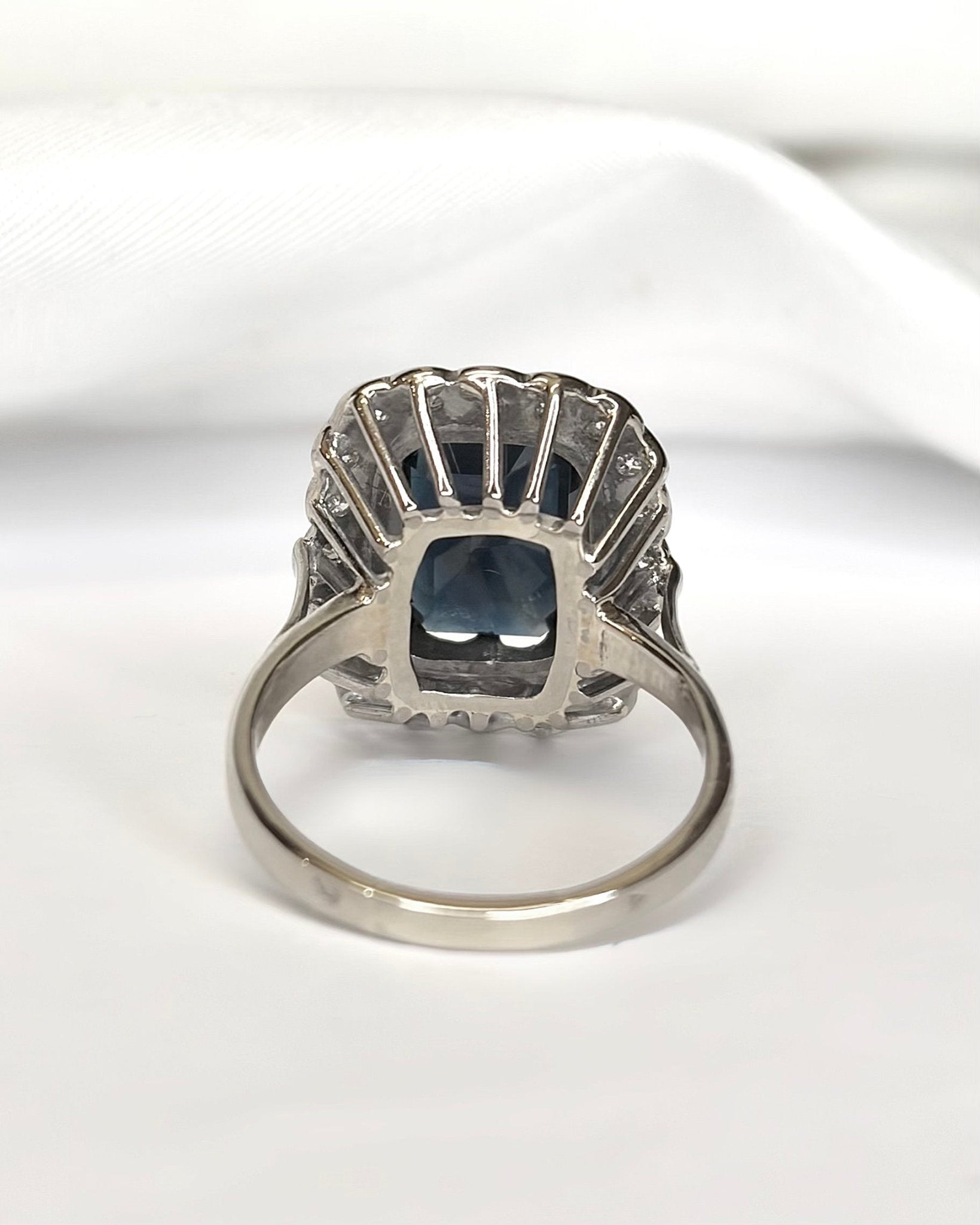 Bague Marguerite Saphir 4.40 carats &amp; Diamants 0.40 carat 5,95g "Ariana" - Elliade Paris