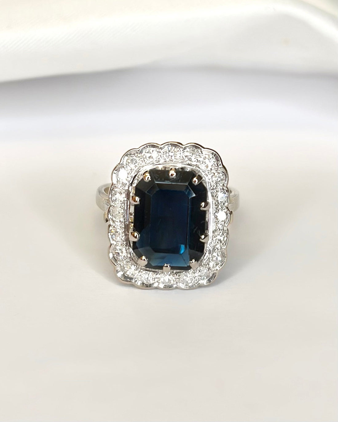 Bague Marguerite Saphir 4.40 carats &amp; Diamants 0.40 carat 5,95g "Ariana" - Elliade Paris