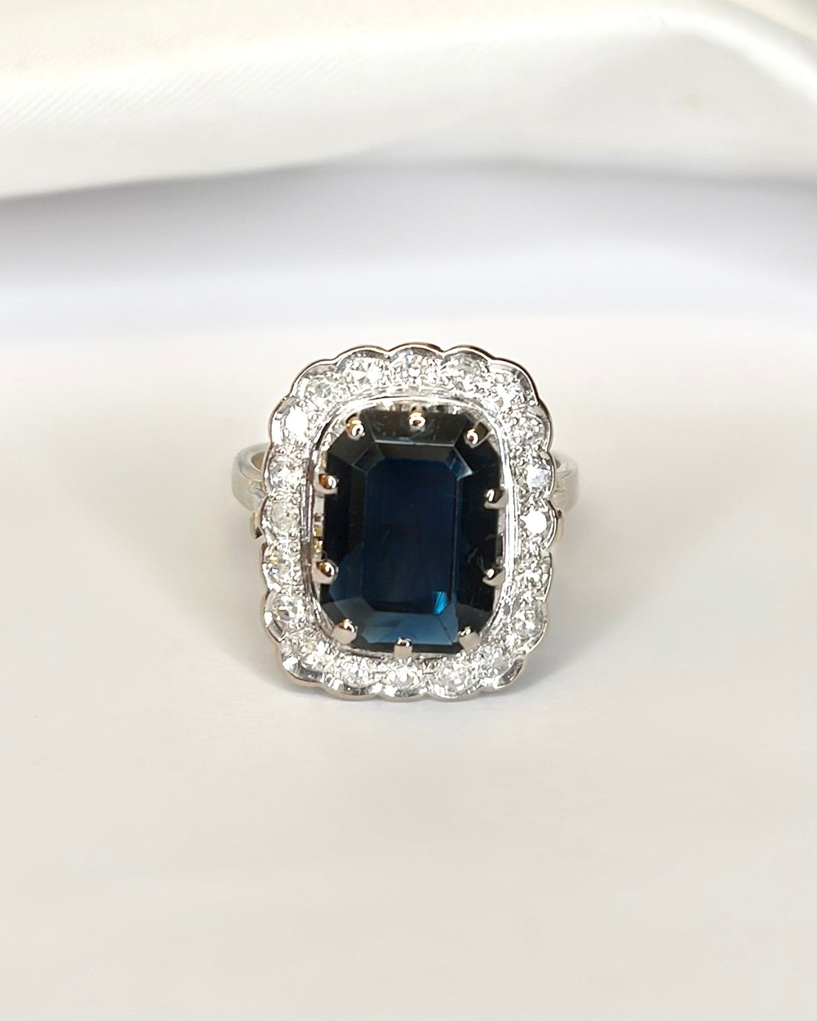 Bague Marguerite Saphir 4.40 carats &amp; Diamants 0.40 carat 5,95g "Ariana" - Elliade Paris
