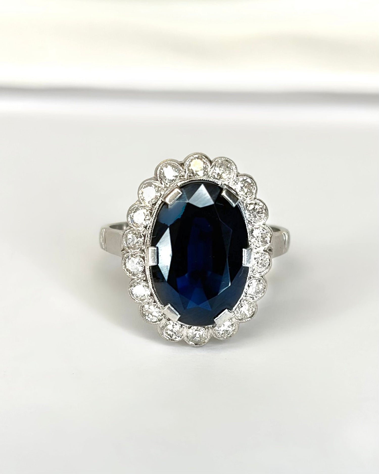 Bague Marguerite Saphir 4.60 carats, Diamants 0.72 carat &amp; Platine 6.64g "Lynda" - Elliade Paris