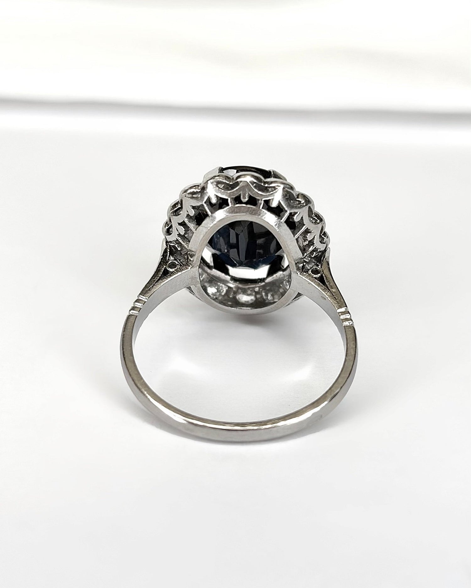 Bague Marguerite Saphir 4.60 carats, Diamants 0.72 carat &amp; Platine 6.64g "Lynda" - Elliade Paris