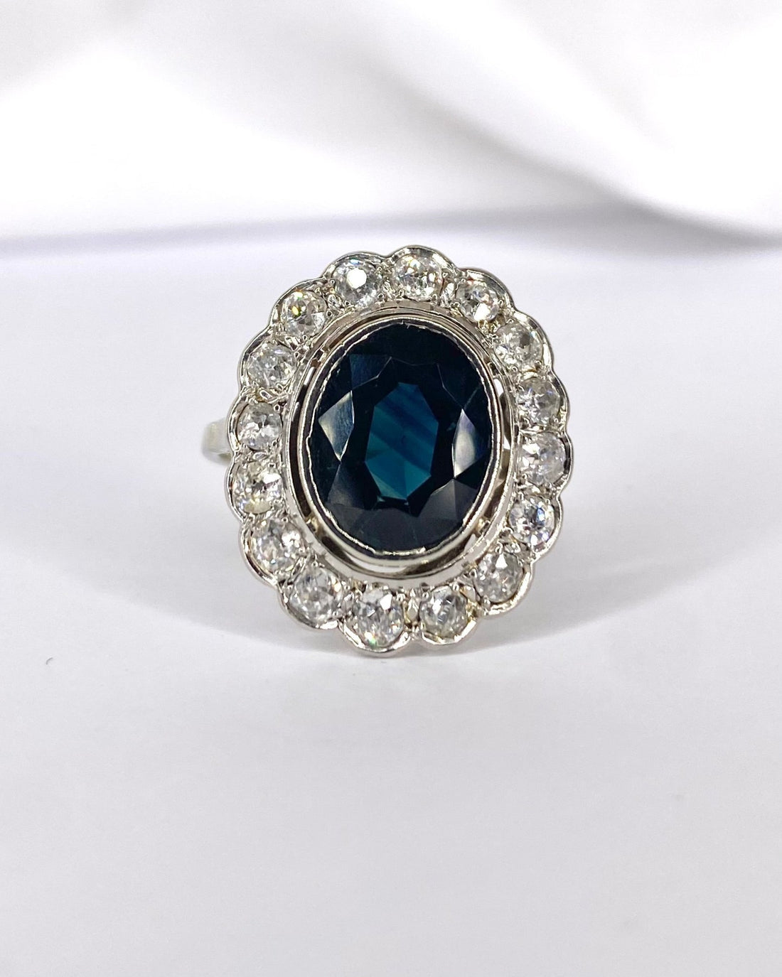 Bague Marguerite Saphir 4.65 carats &amp; Diamants 1.28 carat "Elina" - Elliade Paris