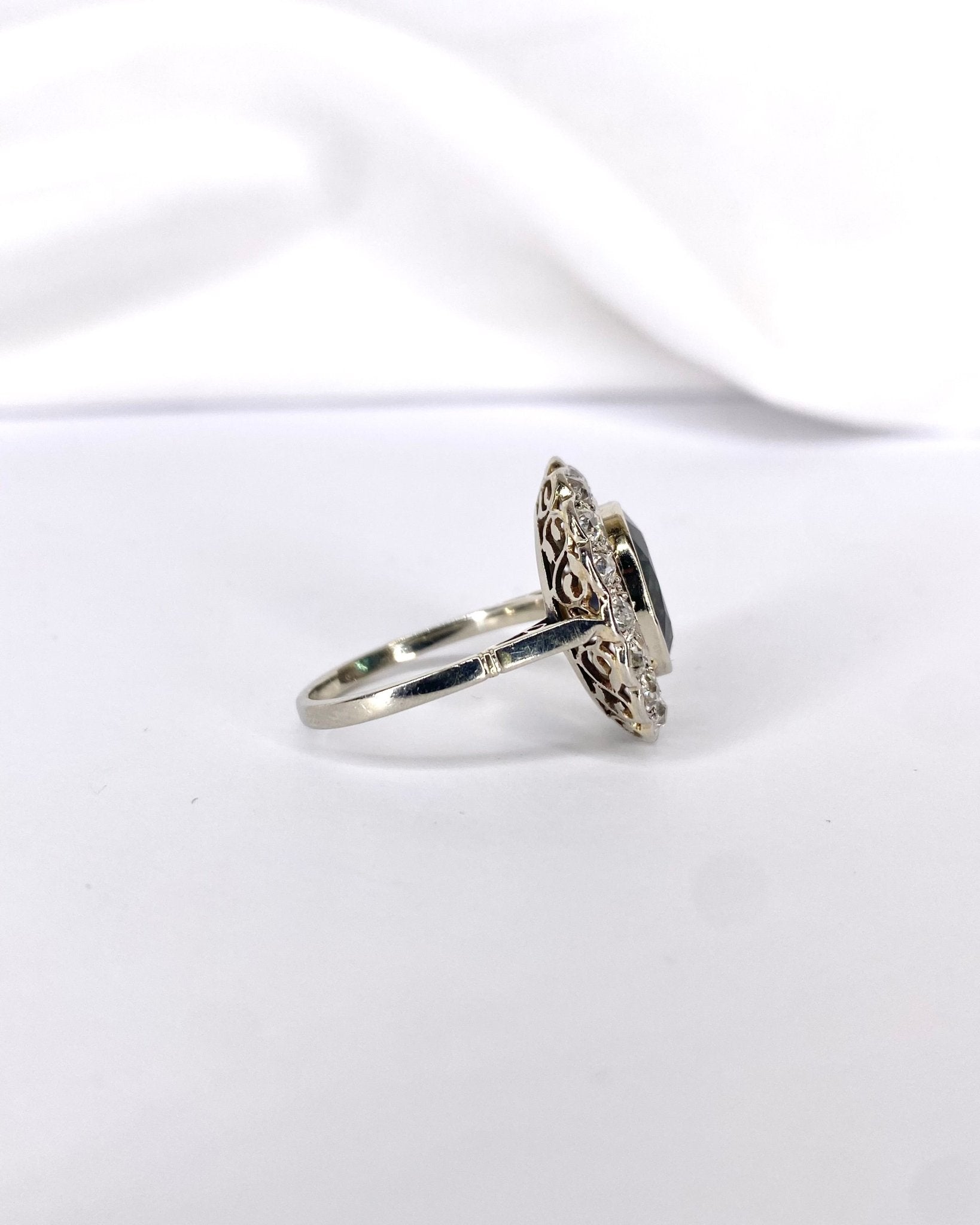 Bague Marguerite Saphir 4.65 carats &amp; Diamants 1.28 carat "Elina" - Elliade Paris