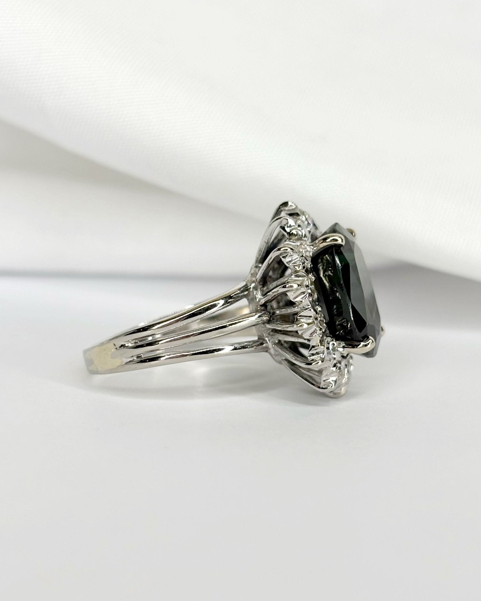 Bague Marguerite Saphir 4.90 carats &amp; Diamants 0.56 carat "Melissa" - Elliade Paris