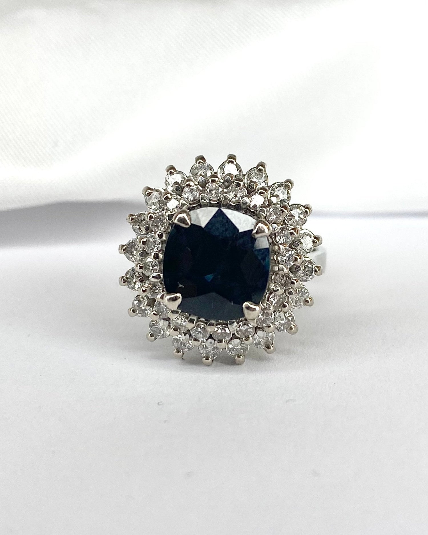 Bague Marguerite Saphir 5.30 carats &amp; 40 Diamants "Cora" - Elliade Paris