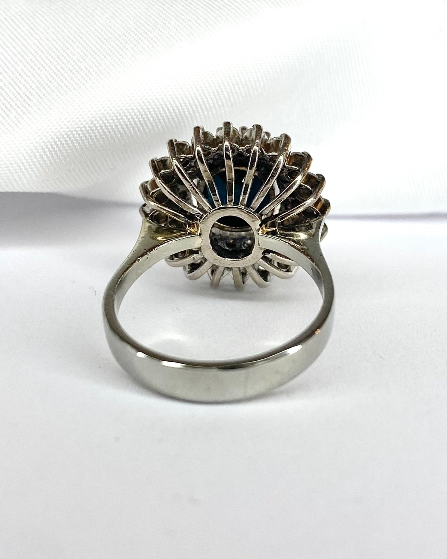 Bague Marguerite Saphir 5.30 carats &amp; 40 Diamants "Cora" - Elliade Paris