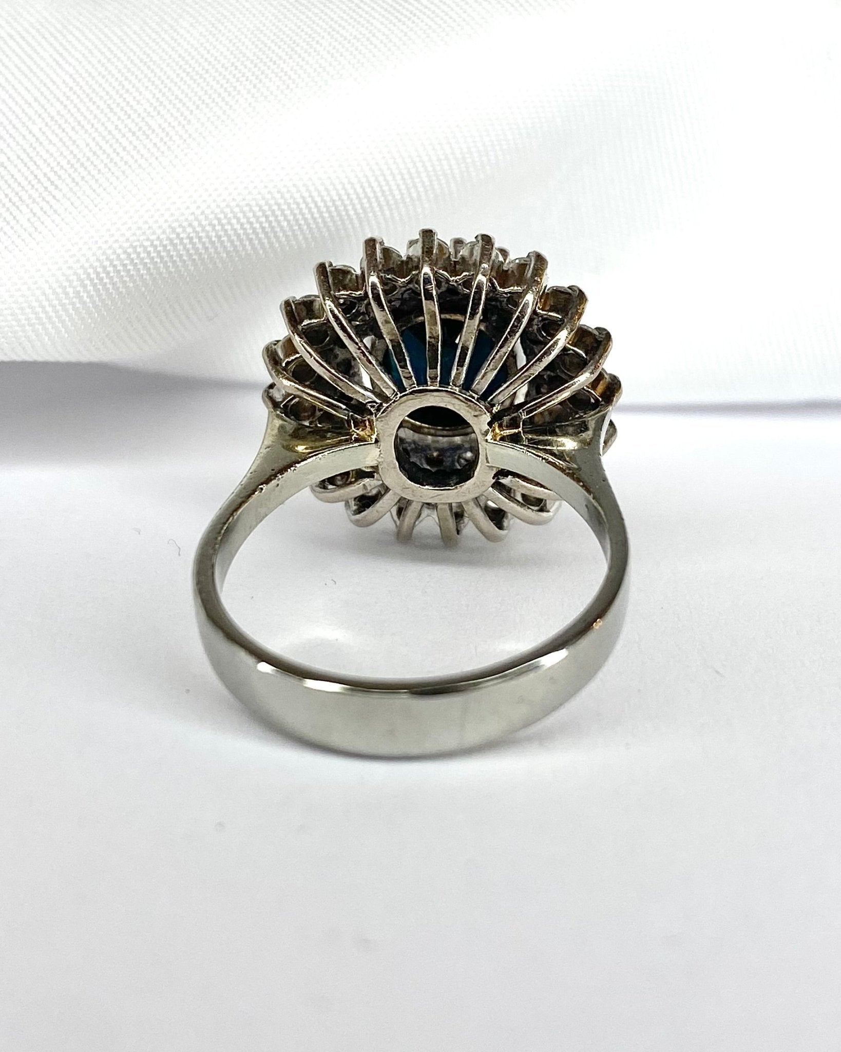 Bague Marguerite Saphir 5.30 carats &amp; 40 Diamants "Cora" - Elliade Paris