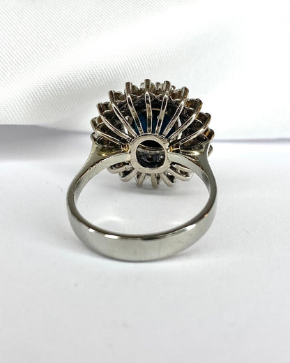 Bague Marguerite Saphir 5.30 carats &amp; 40 Diamants "Cora" - Elliade Paris
