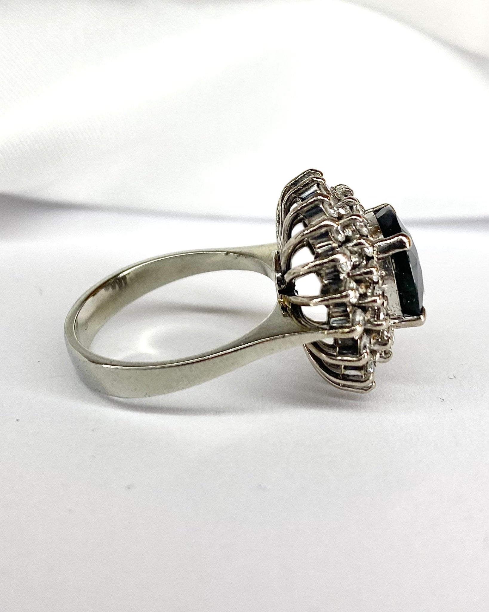 Bague Marguerite Saphir 5.30 carats &amp; 40 Diamants "Cora" - Elliade Paris