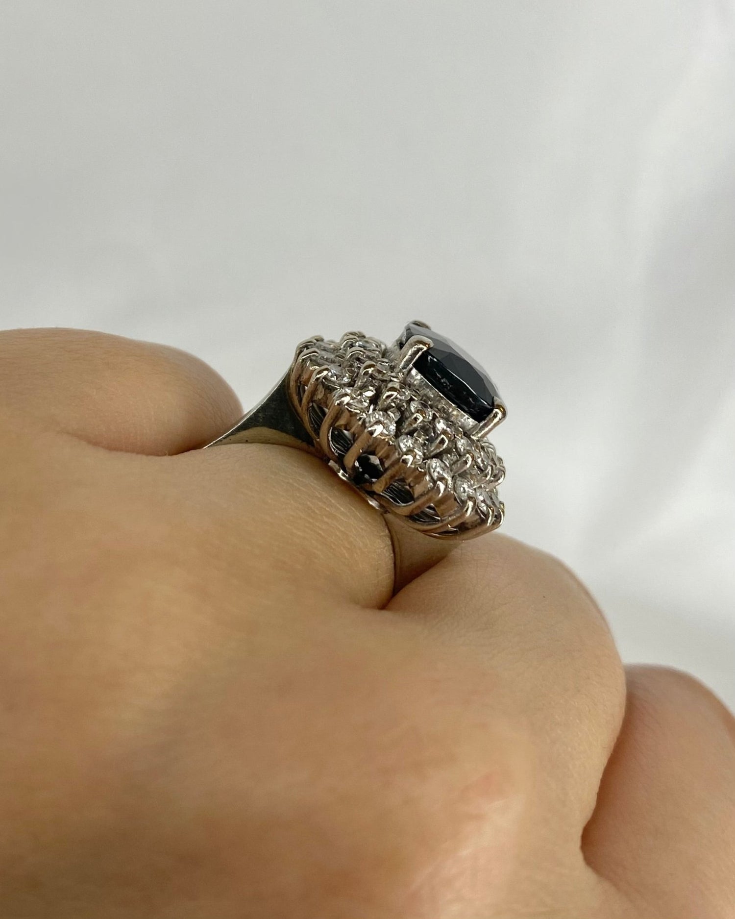 Bague Marguerite Saphir 5.30 carats &amp; 40 Diamants "Cora" - Elliade Paris
