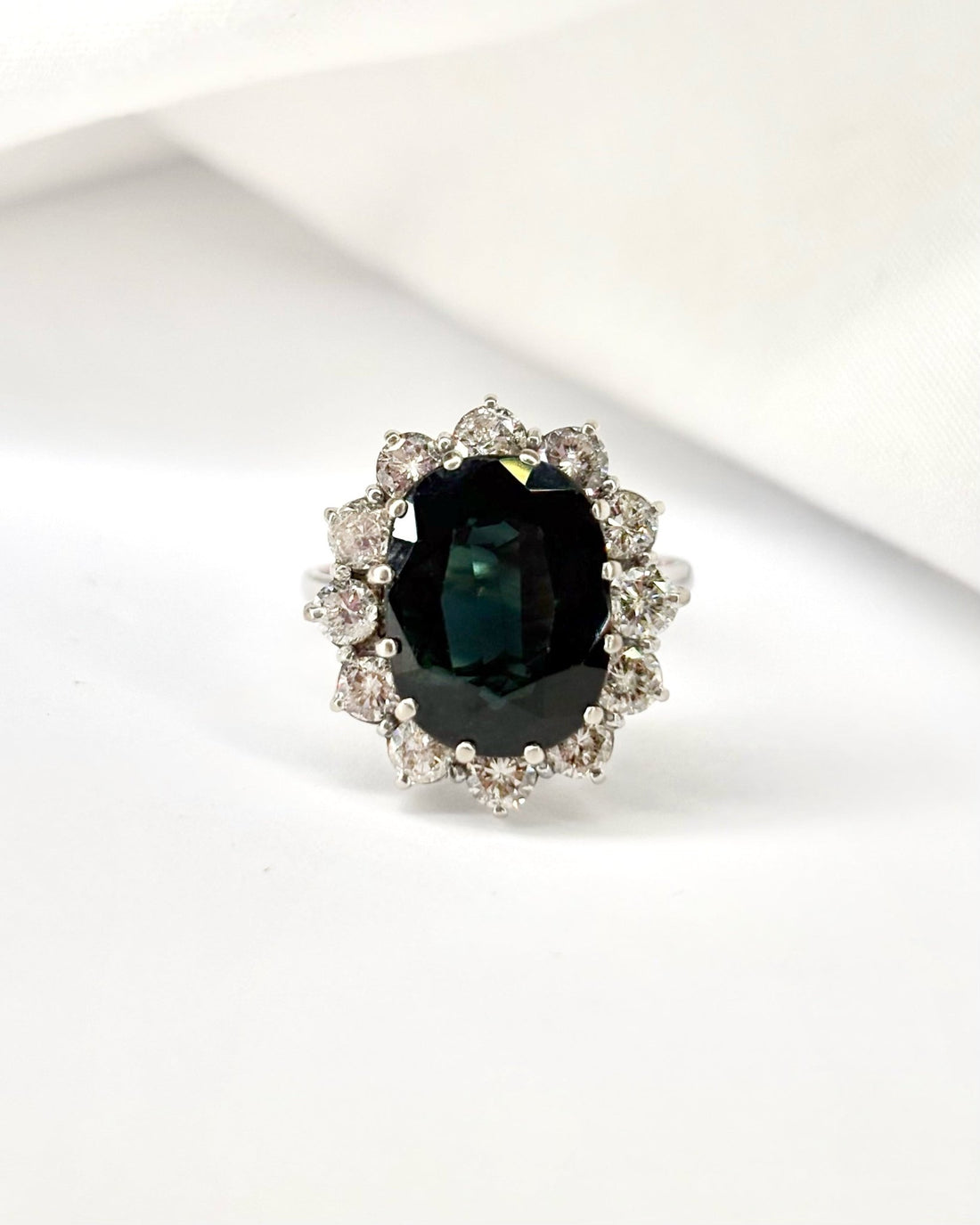 Bague Marguerite Saphir 5.30 carats &amp; Diamants 0.60 carat "Bérenice" - Elliade Paris