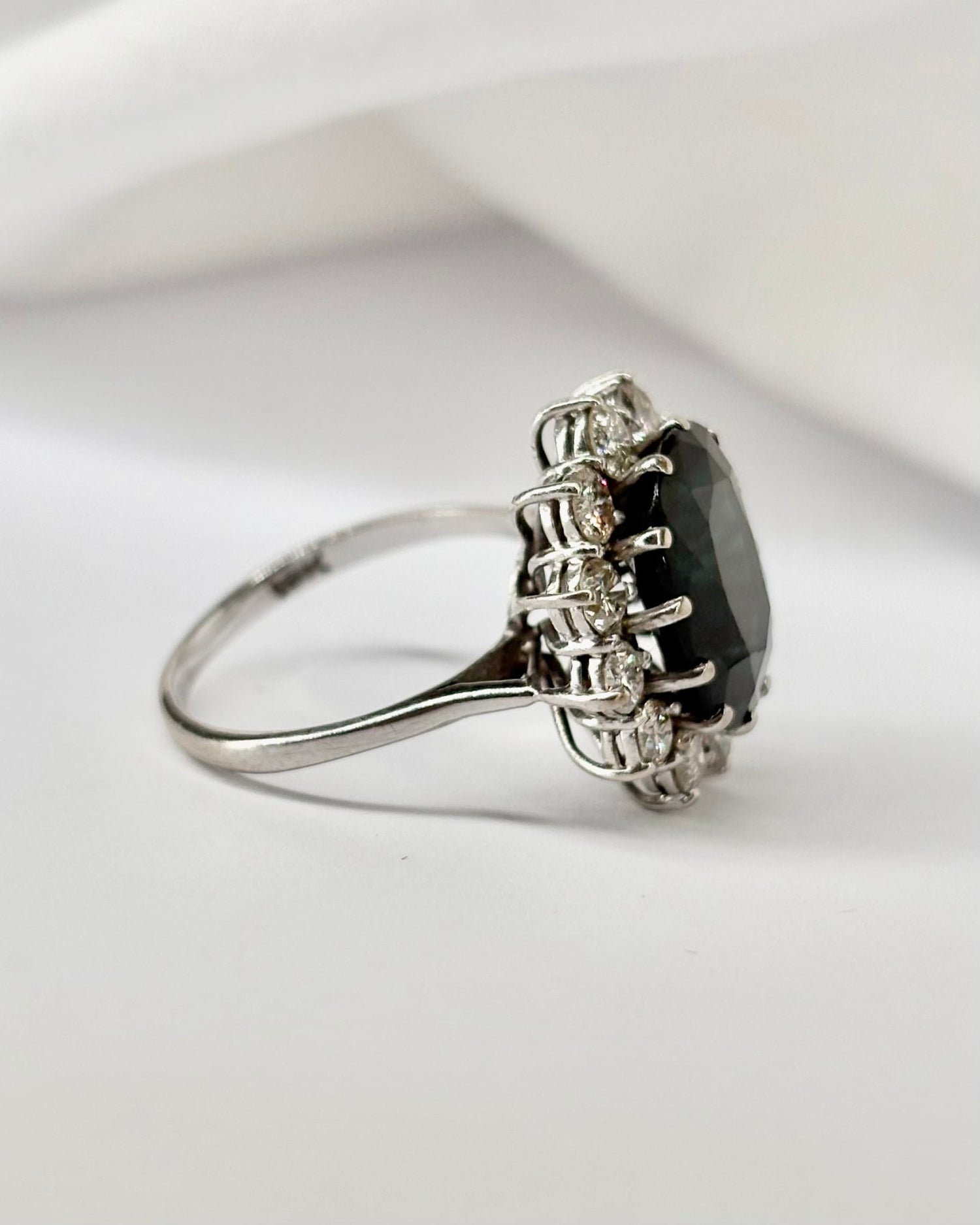 Bague Marguerite Saphir 5.30 carats &amp; Diamants 0.60 carat "Bérenice" - Elliade Paris