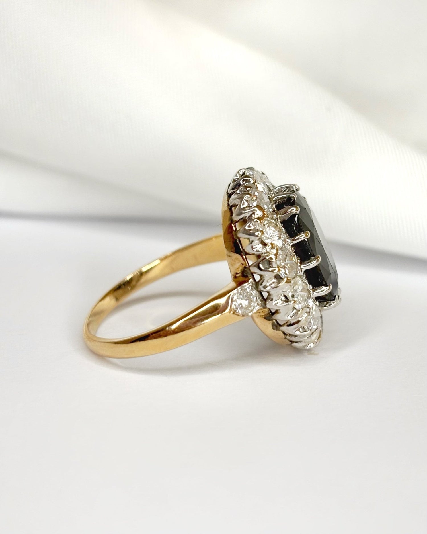 Bague Marguerite Saphir 5.50 carats &amp; Diamants 1.50 carat "Charlotte" - Elliade Paris