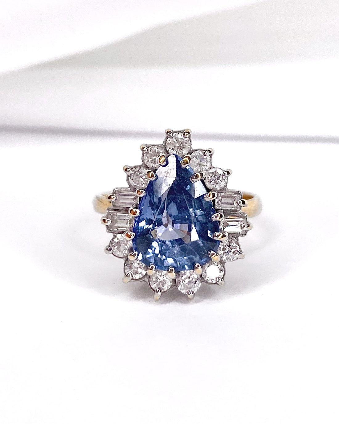 Bague Marguerite Saphir 5.80 carats, Diamants 0.75 carat &amp; Or 6.91g "Sandra" - Elliade Paris