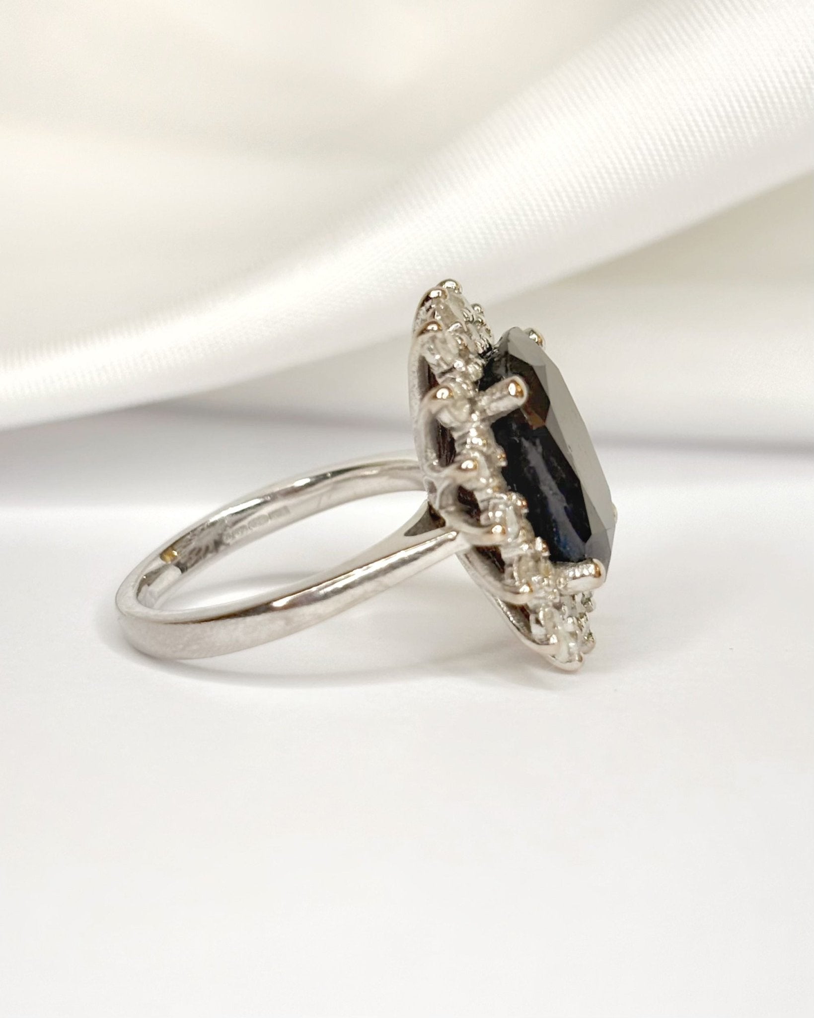 Bague Marguerite Saphir 5.80 carats &amp; Diamants 0.96 carat 9,79g "Clara" - Elliade Paris