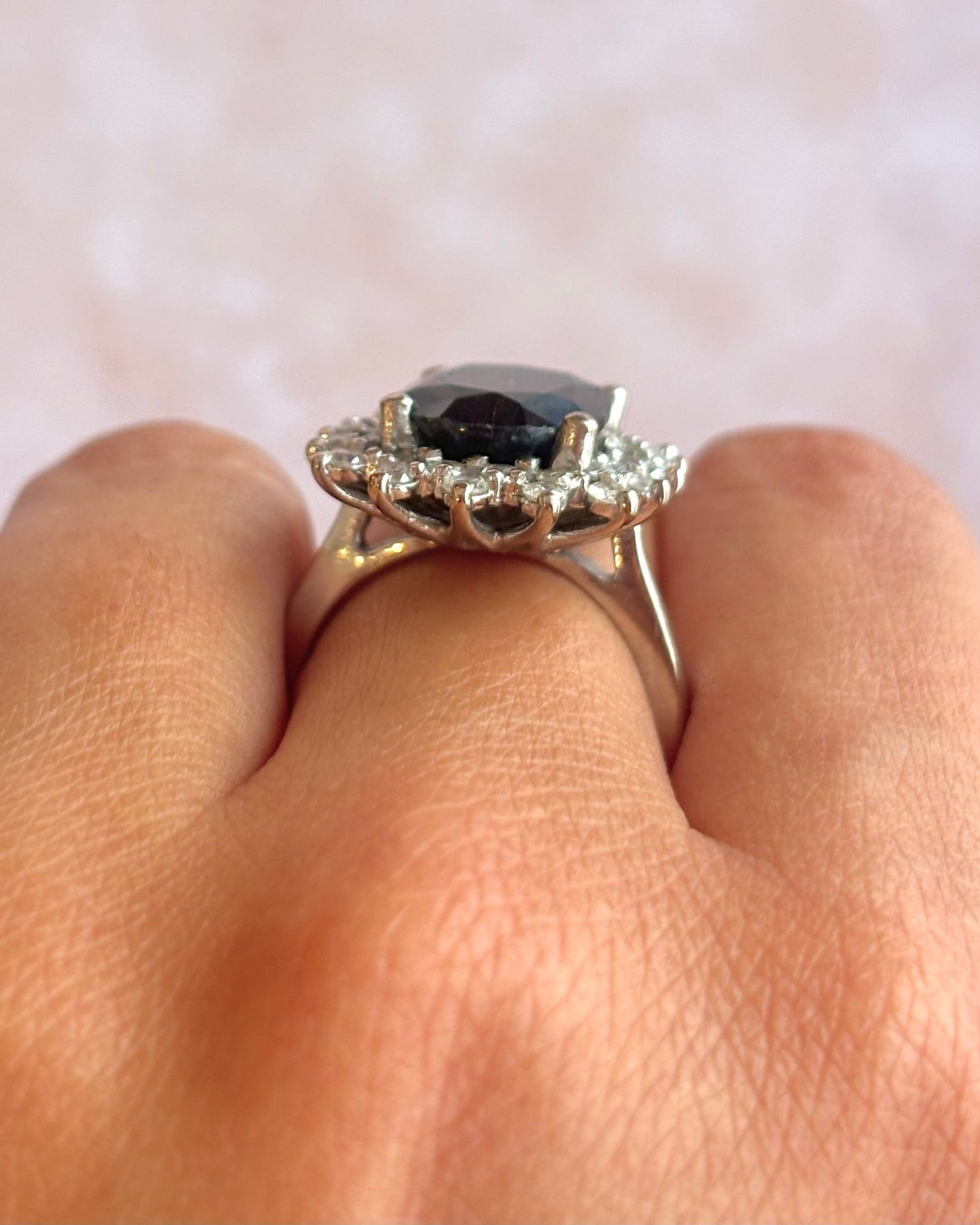 Bague Marguerite Saphir 5.80 carats &amp; Diamants 0.96 carat 9,79g "Clara" - Elliade Paris