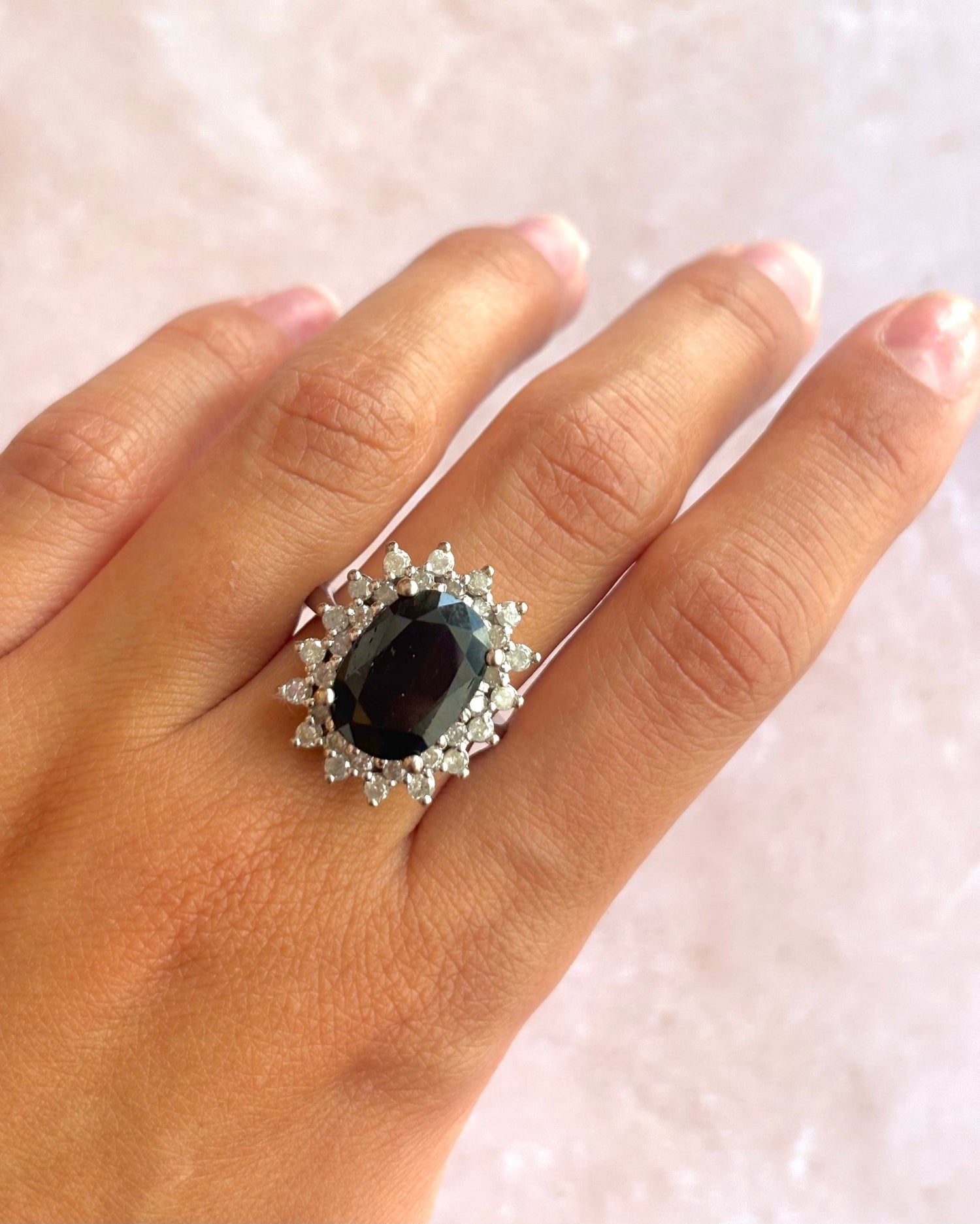 Bague Marguerite Saphir 5.80 carats &amp; Diamants 0.96 carat 9,79g "Clara" - Elliade Paris